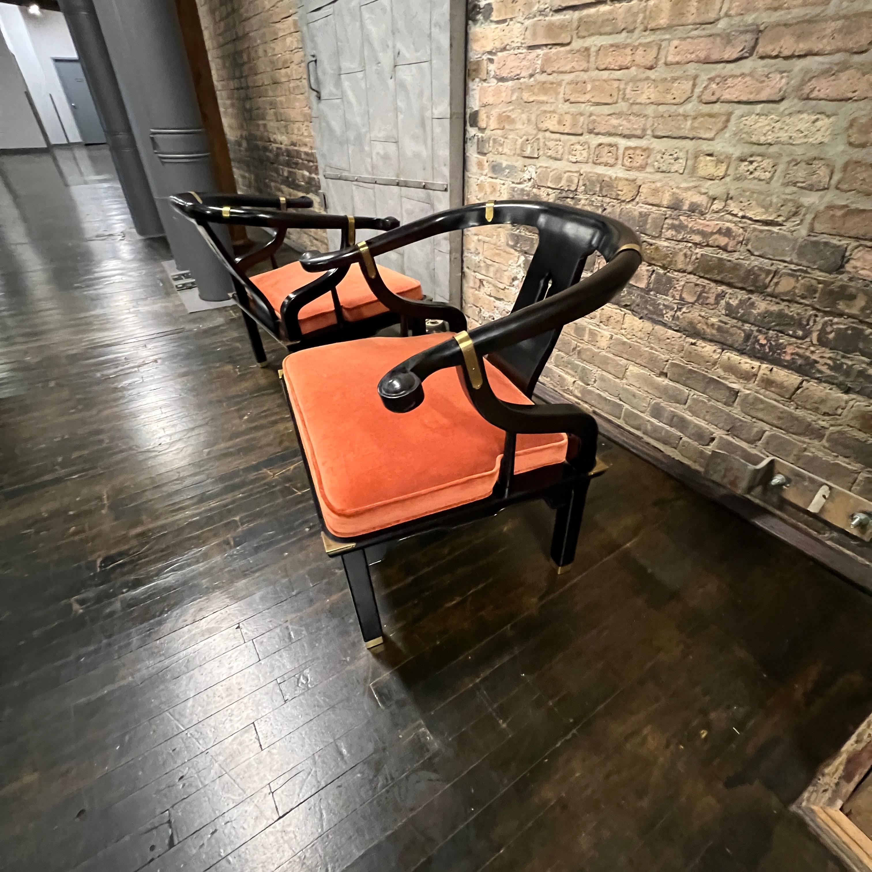 Laqué Paire de chaises laquées en fer à cheval de style James Mont mi-siècle par Century en vente