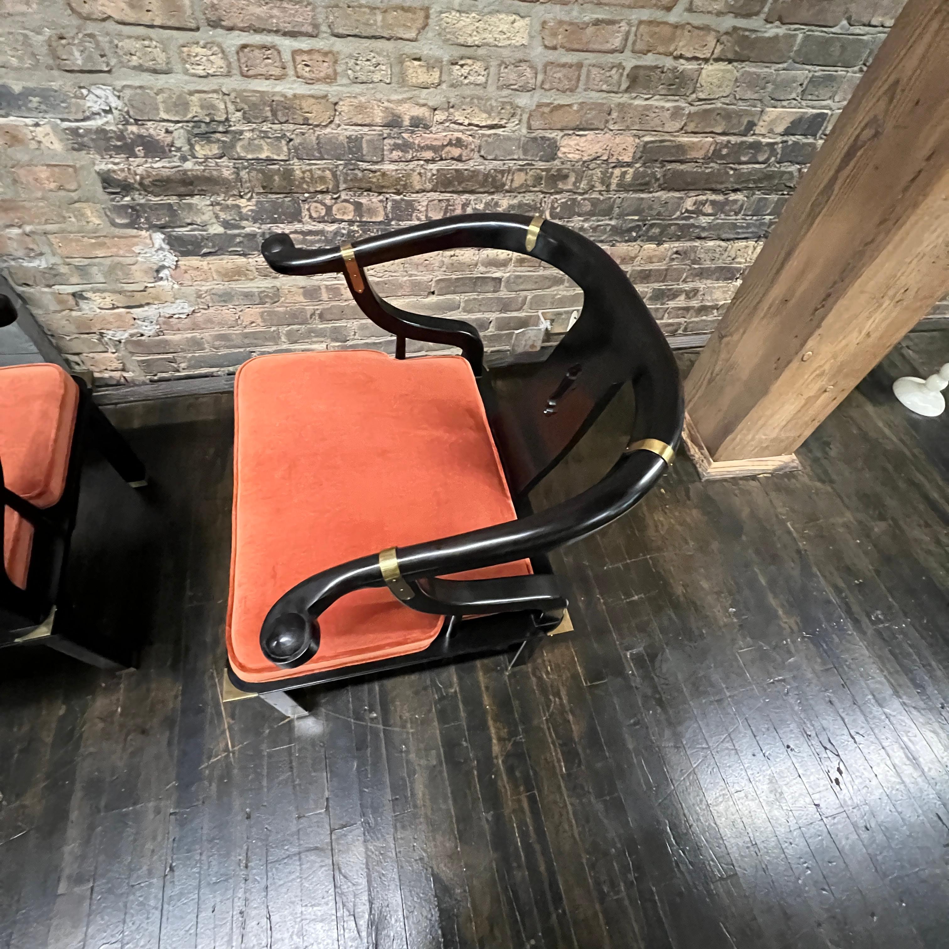 20ième siècle Paire de chaises laquées en fer à cheval de style James Mont mi-siècle par Century en vente