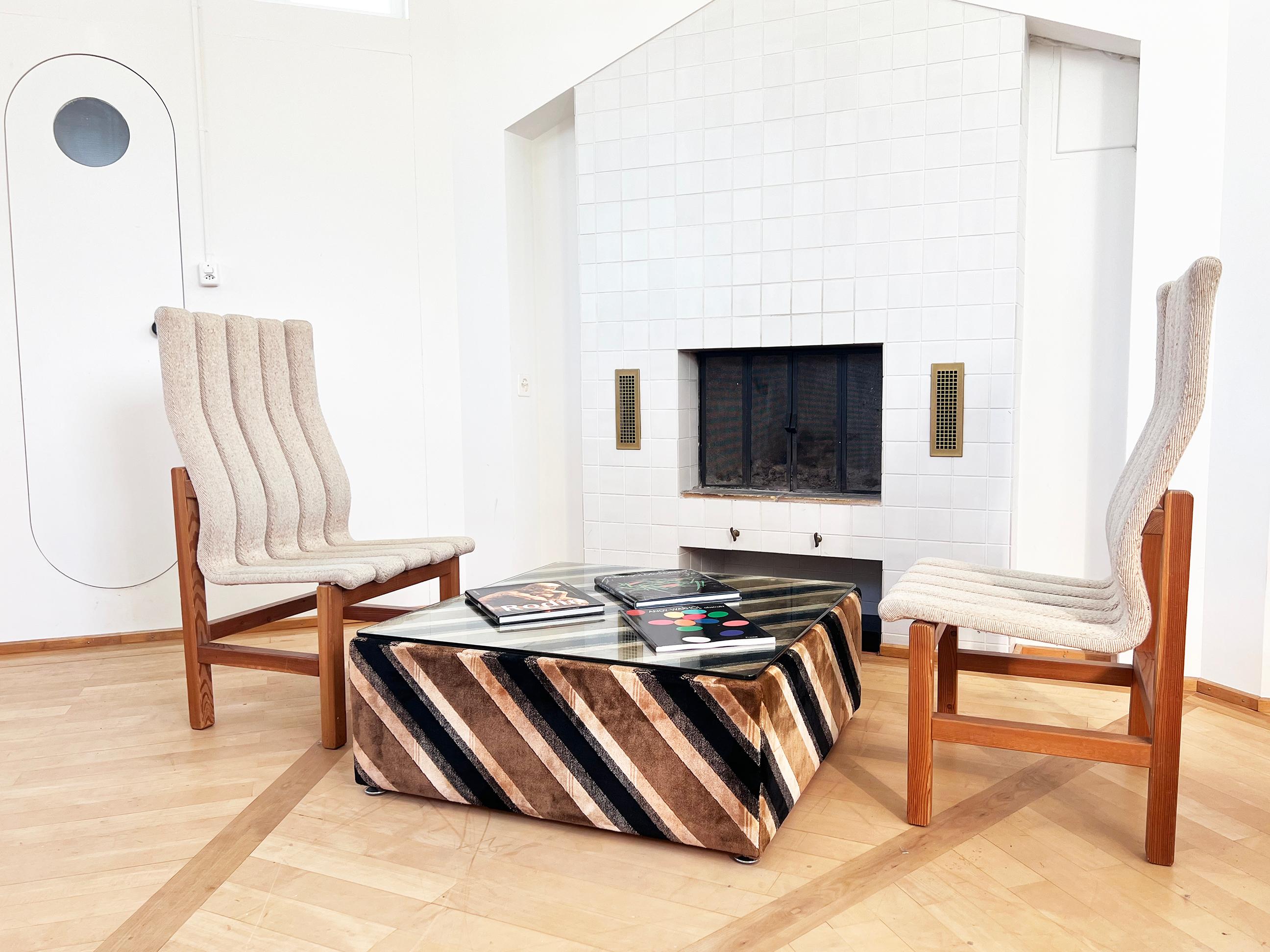 Esta es una pareja absolutamente INCREÍBLE de asombrosas tumbonas escultóricas posmodernas tapizadas, estilo Jan Ekselius. 
Esto hará que el proyecto. 

Magníficamente fabricado en madera de teca y pino.  Impresionante. 

Está tapizada con un tejido