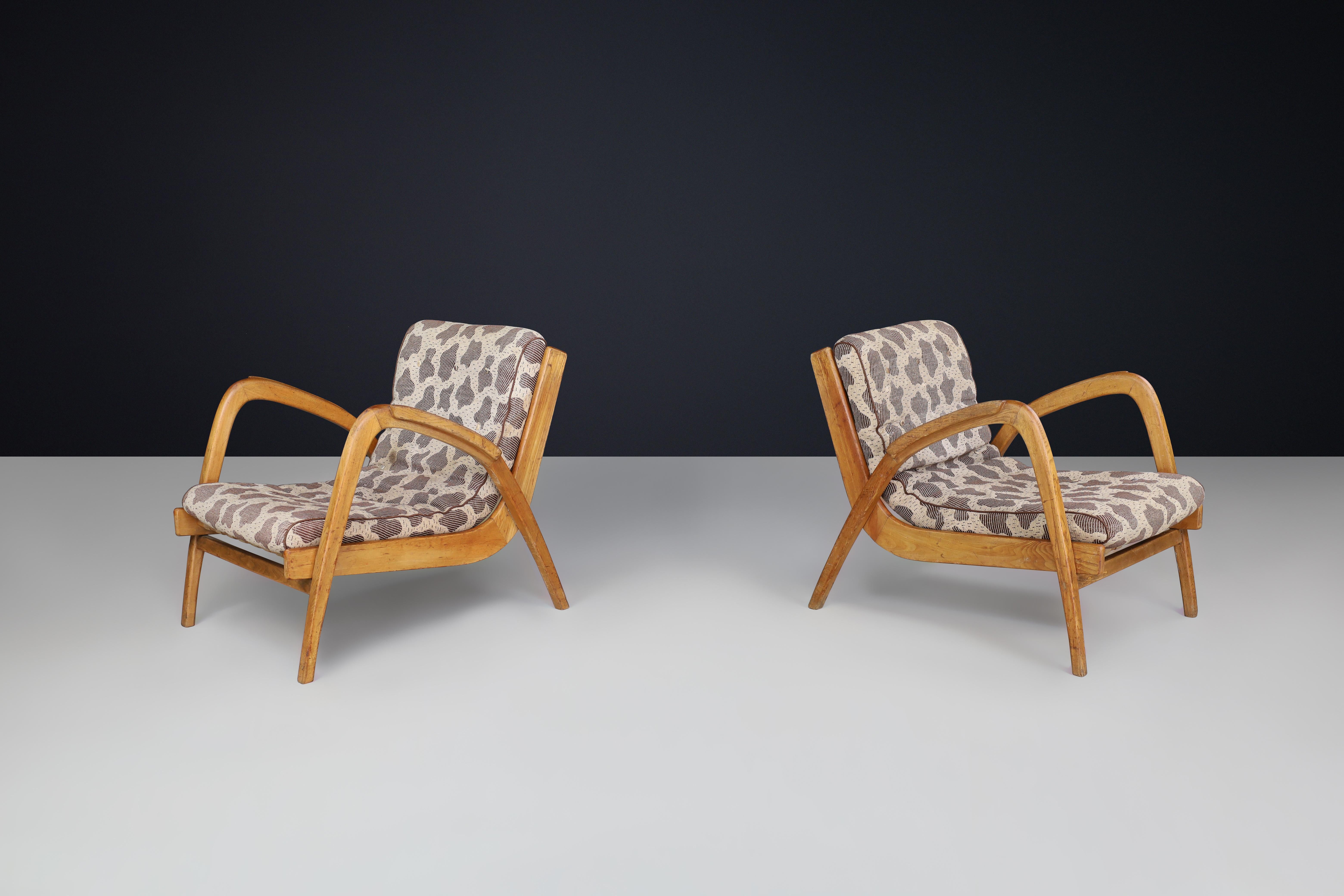 Pair of Jan Vaněk Curved Easy Chairs in Ash with Original Upholstery, Czechoslovakia, 1950s

A beautifully preserved pair of mid-century modern easy chairs by Jan Vaněk, designed in 1950s Czechoslovakia. These sculptural pieces reflect Vaněk’s