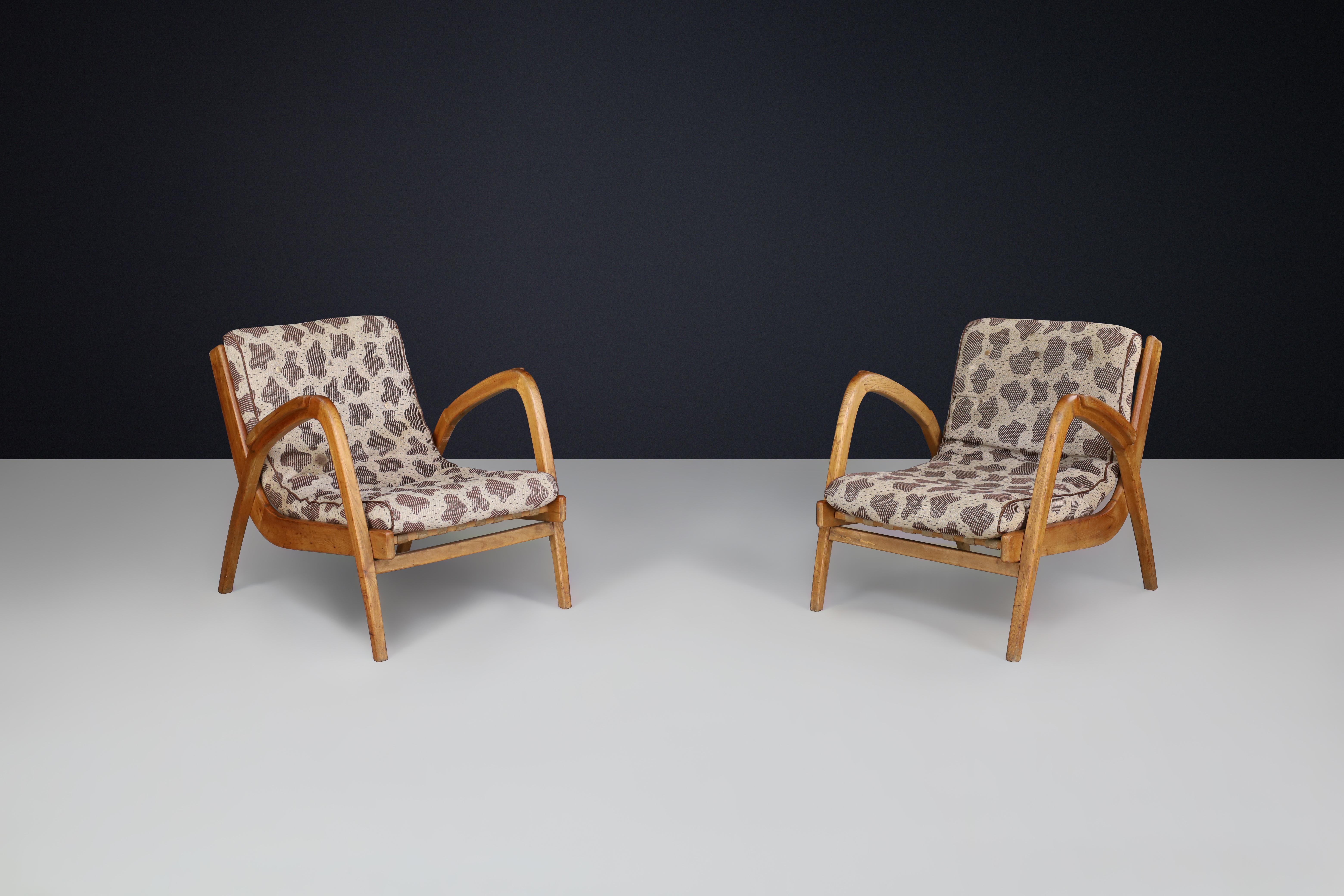 Mid-Century Modern Pair of Jan Vaněk Curved Easy Chairs in Ash with Original Upholstery, CZ 1950s For Sale