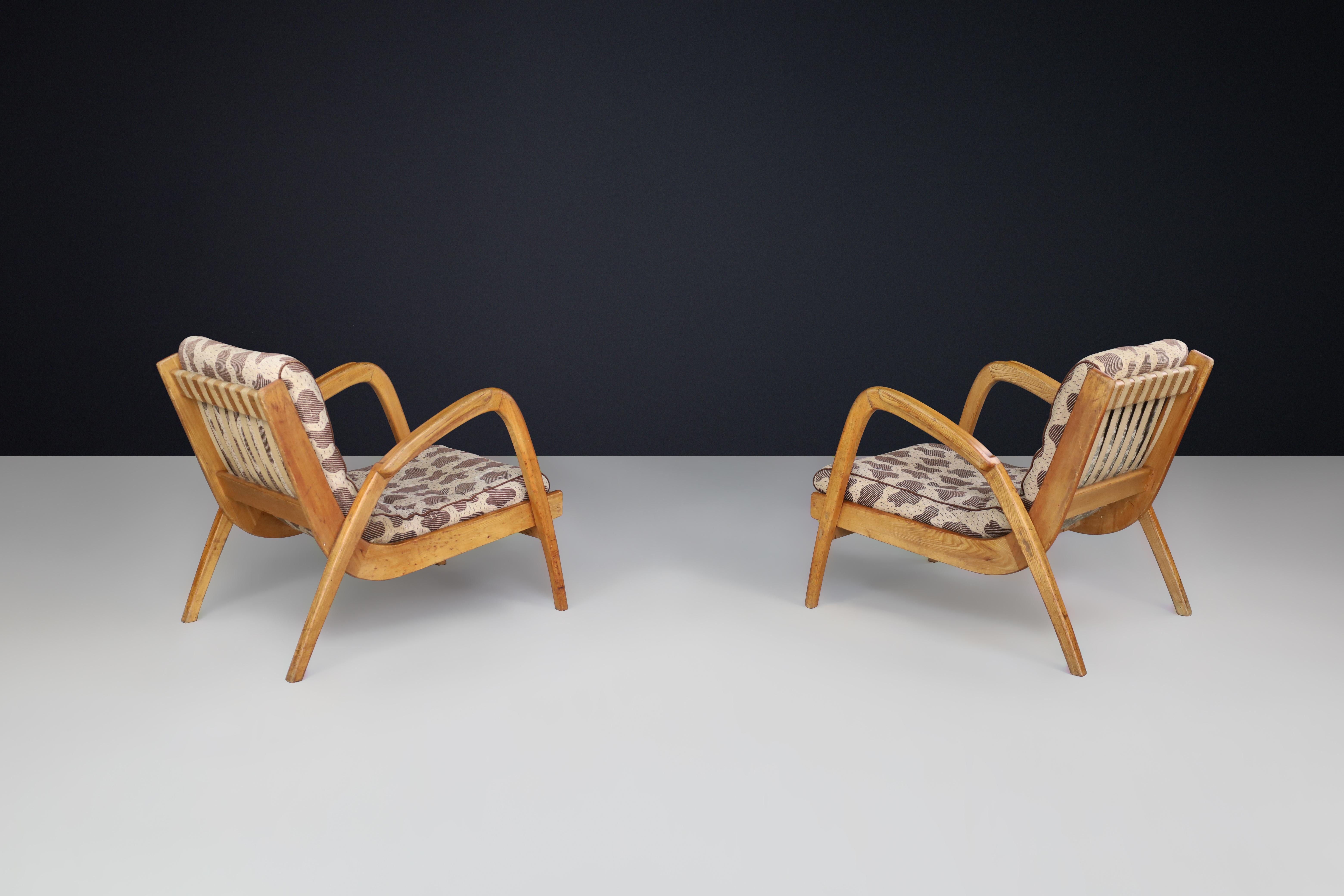 Pair of Jan Vaněk Curved Easy Chairs in Ash with Original Upholstery, CZ 1950s In Good Condition For Sale In Almelo, NL
