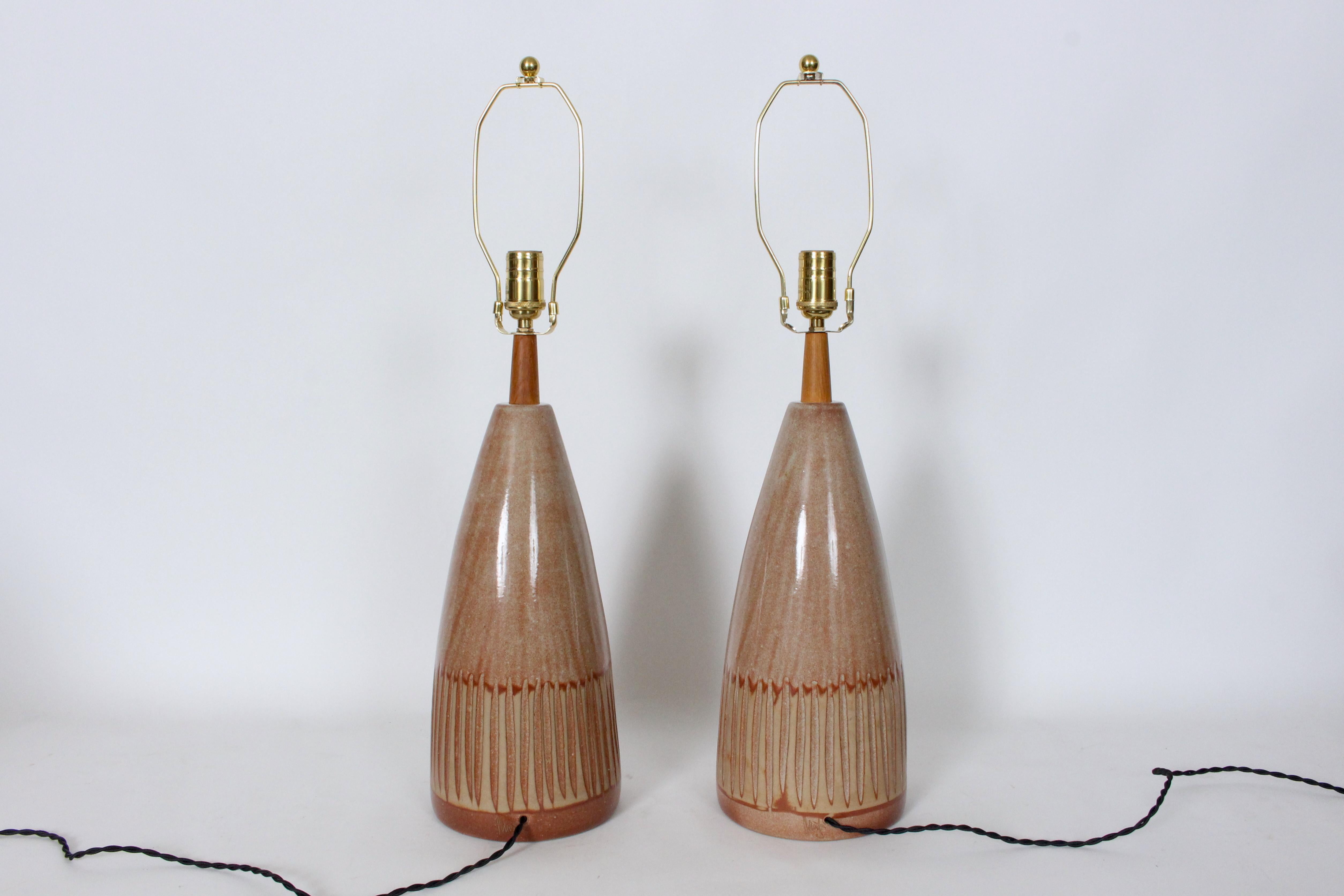 Pair of Jane and Gordon Martz Hand Incised & Glazed Butterscotch Table Lamps In Good Condition For Sale In Bainbridge, NY