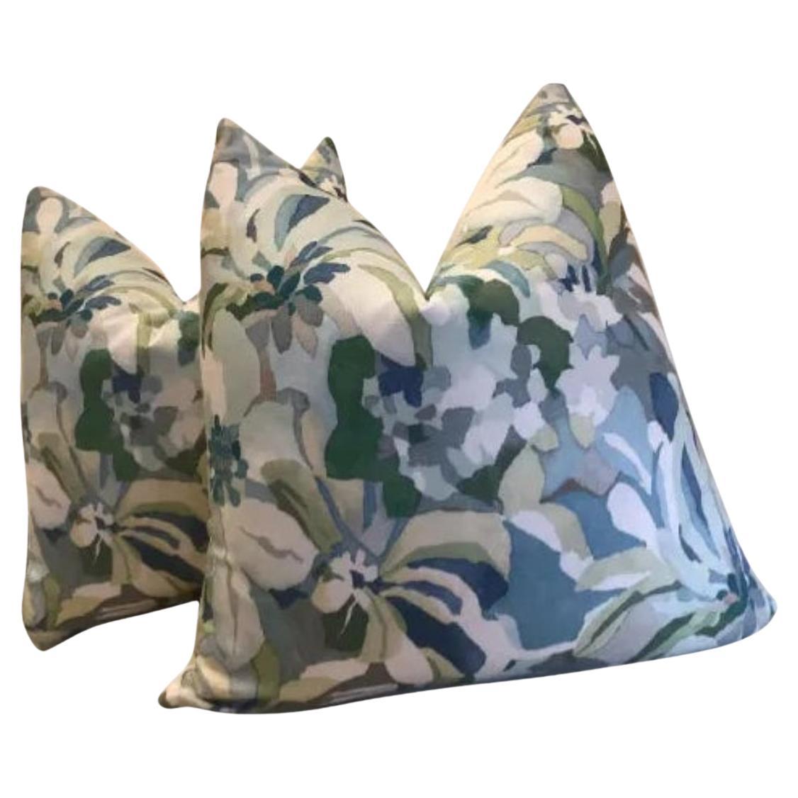 Coppia di cuscini Jane Churchill per Cowtan and Tout "Hot House" in verde acqua e blu in vendita