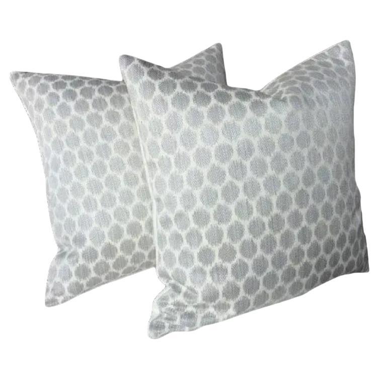 Paire de coussins en argent "Patino" de Jane Churchill pour Cowtan
Tout