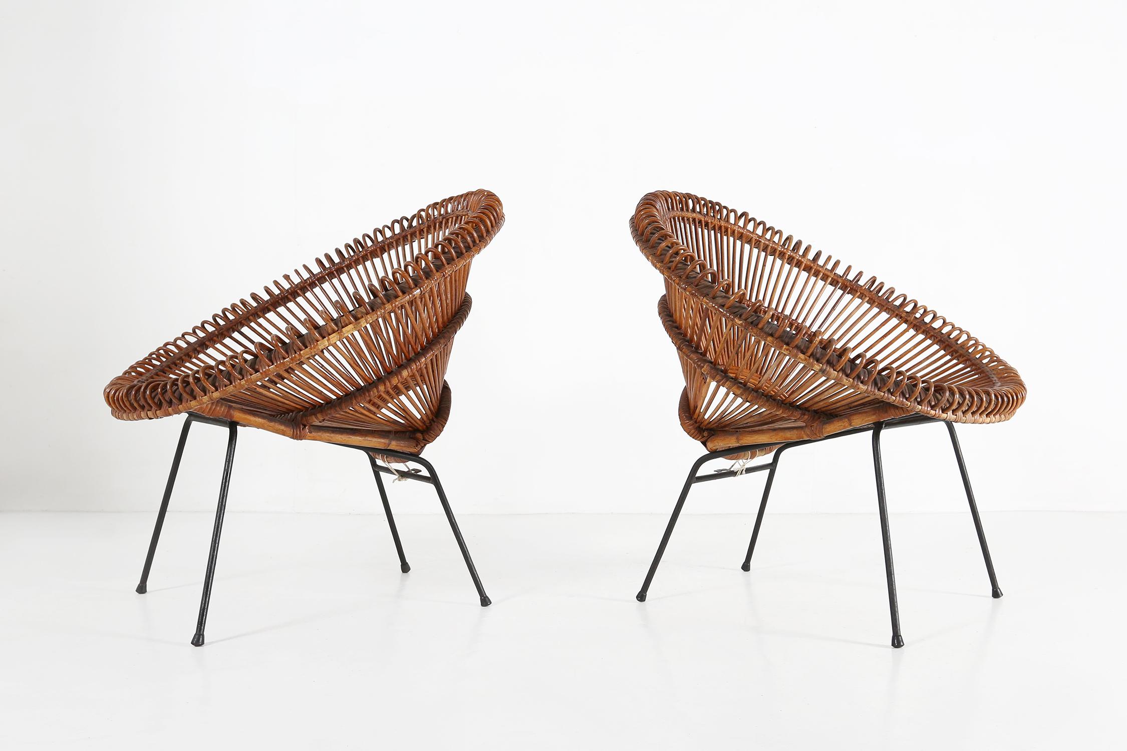Paar Sessel von Janine Abraham & Dirk Jan Rol.
Hergestellt aus einem schwarzen Metallgestell und einem Rattansitz.
