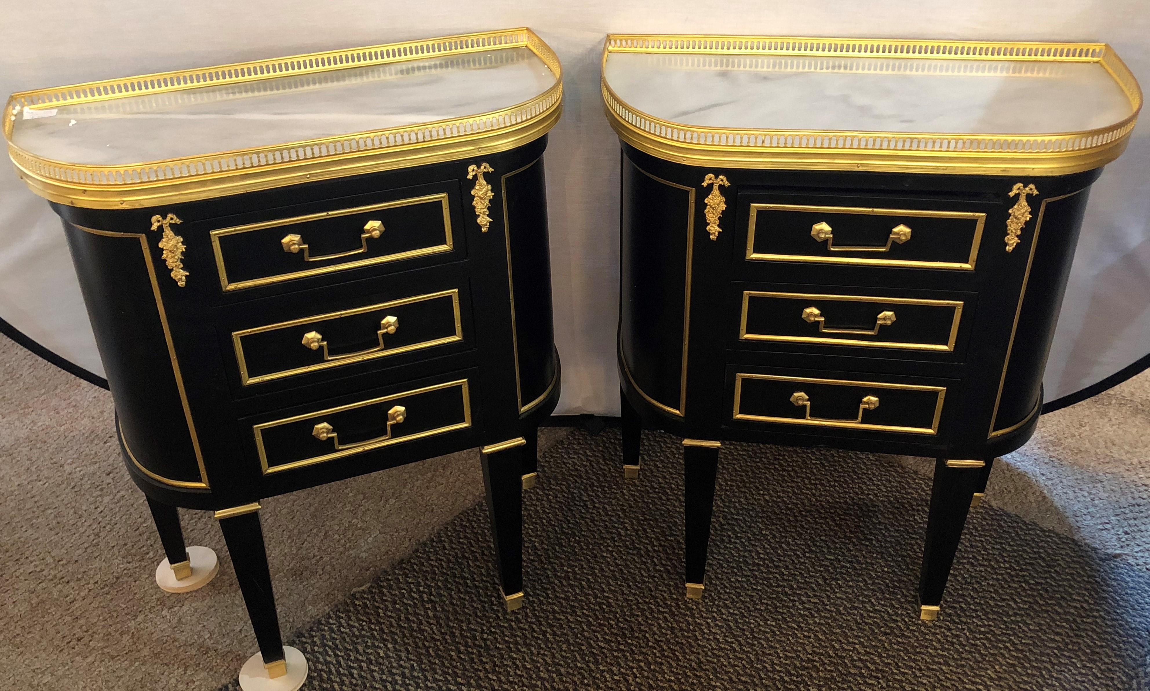 Pair of Jansen Inspired Marble-Top Galleried Ebonized End Tables / Nightstands In Good Condition In Manhasset, NY