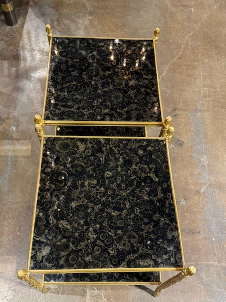 italien Paire de tables d'appoint en laiton et verre églomisé de style Jansen en vente