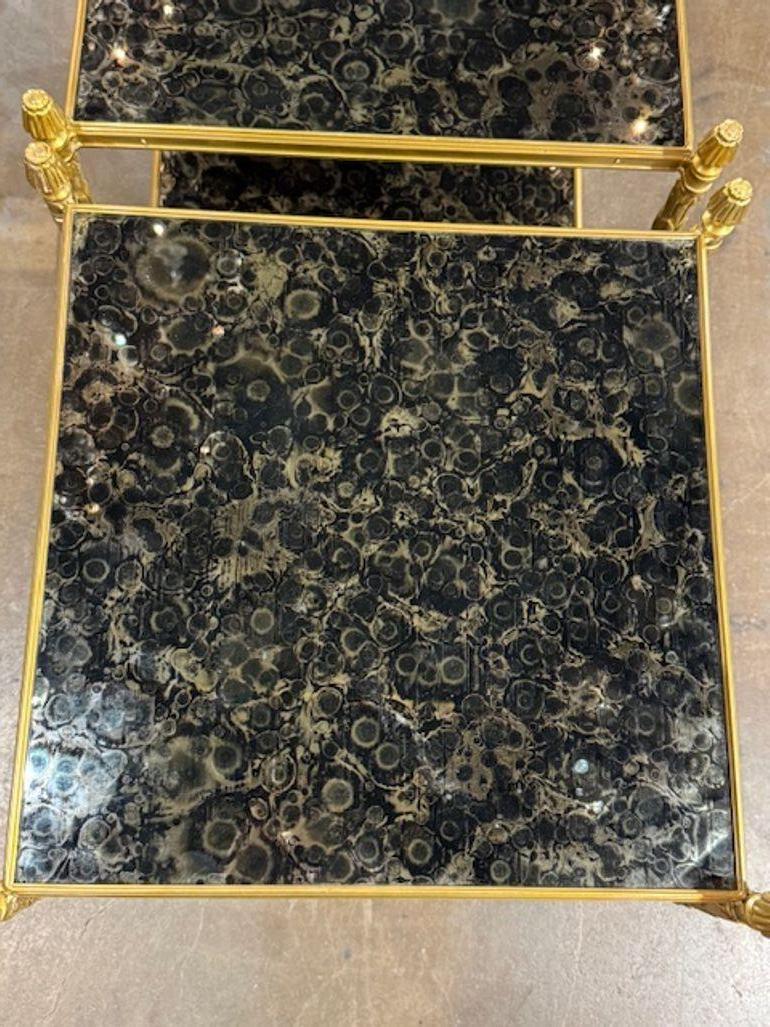 XXIe siècle et contemporain Paire de tables d'appoint en laiton et verre églomisé de style Jansen en vente