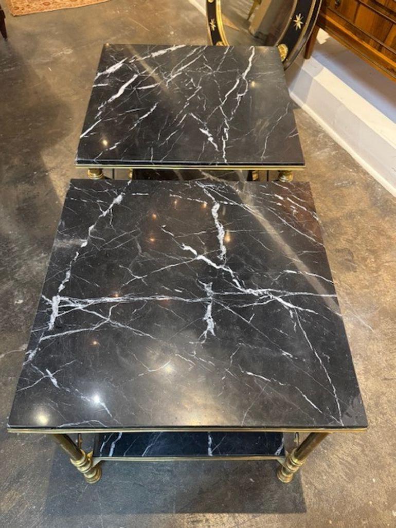 I tavolini in ottone e marmo Jansen Manner sono realizzati in ottone con un piano in marmo. Questi eleganti tavolini trasudano un senso di raffinatezza e di  e il suo charme, rendendoli un'aggiunta di stile a qualsiasi spazio abitativo. 
27 l x 27 p