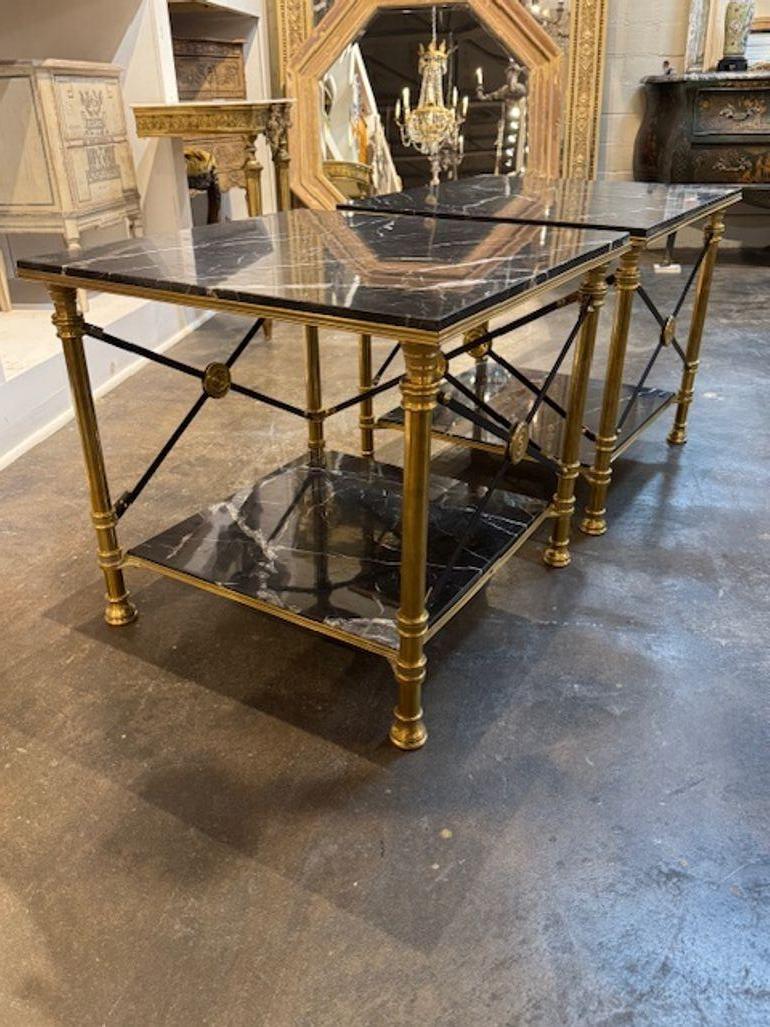 XXI secolo e contemporaneo Coppia di tavolini in ottone e marmo di stile Jansen in vendita