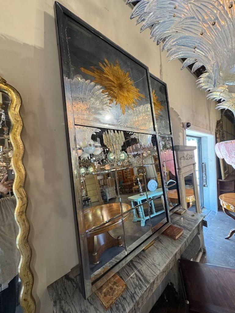 La paire de miroirs Trumeau Elegise Sunburst de Jansen Manner est un ajout élégant et stylé à tout décor d'intérieur. Ces miroirs présentent un magnifique design en forme de soleil, ce qui en fait un choix parfait pour les adultes qui cherchent à