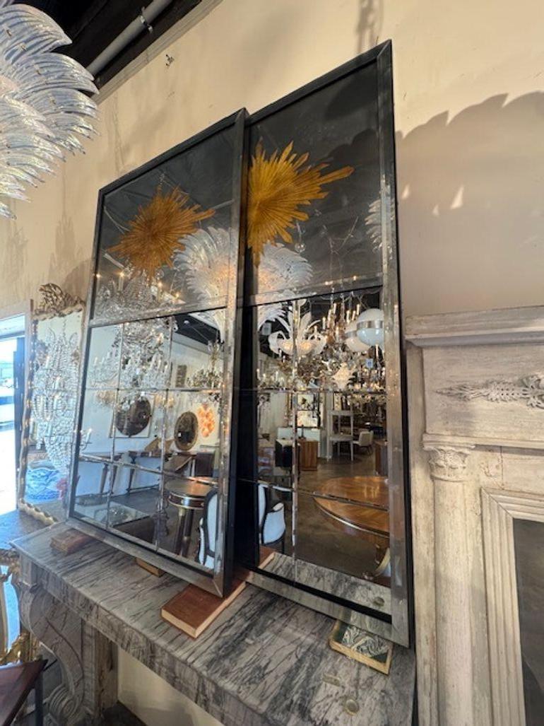 italien Paire de miroirs Trumeau en forme d'églomé ensoleillé de style Jansen en vente