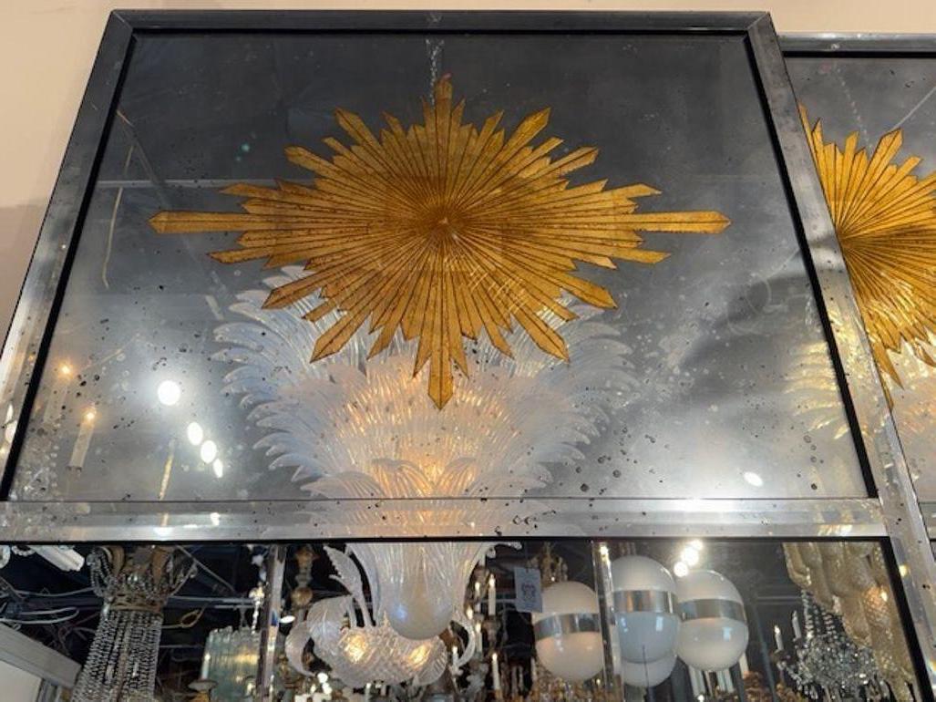 Paire de miroirs Trumeau en forme d'églomé ensoleillé de style Jansen Bon état - En vente à Dallas, TX