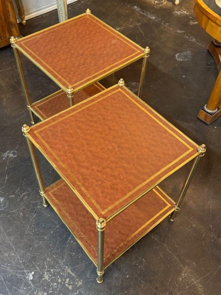 La coppia di tavolini in pelle e ottone Jansen Manner è un'aggiunta di stile a qualsiasi spazio abitativo. Realizzati con piani in pelle di alta qualità e strutture in ottone, questi tavolini danno un tocco di eleganza e raffinatezza all'arredamento