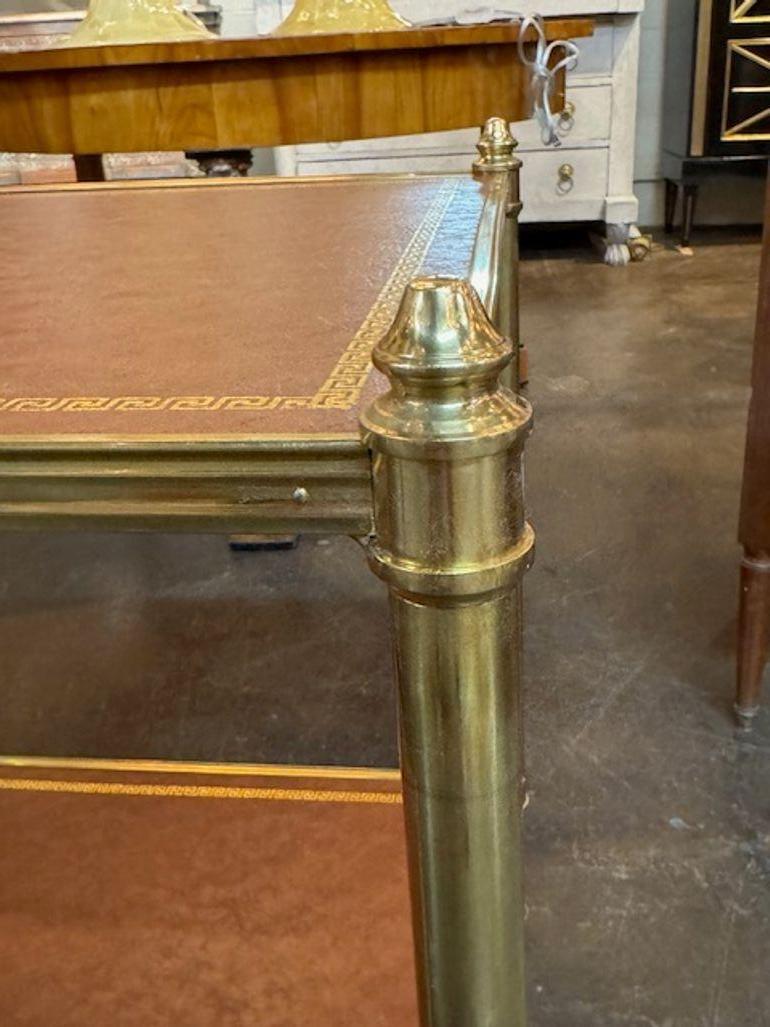 Italiano Coppia di tavolini in pelle e ottone di stile Jansen in vendita