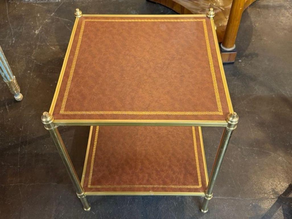 XXI secolo e contemporaneo Coppia di tavolini in pelle e ottone di stile Jansen in vendita