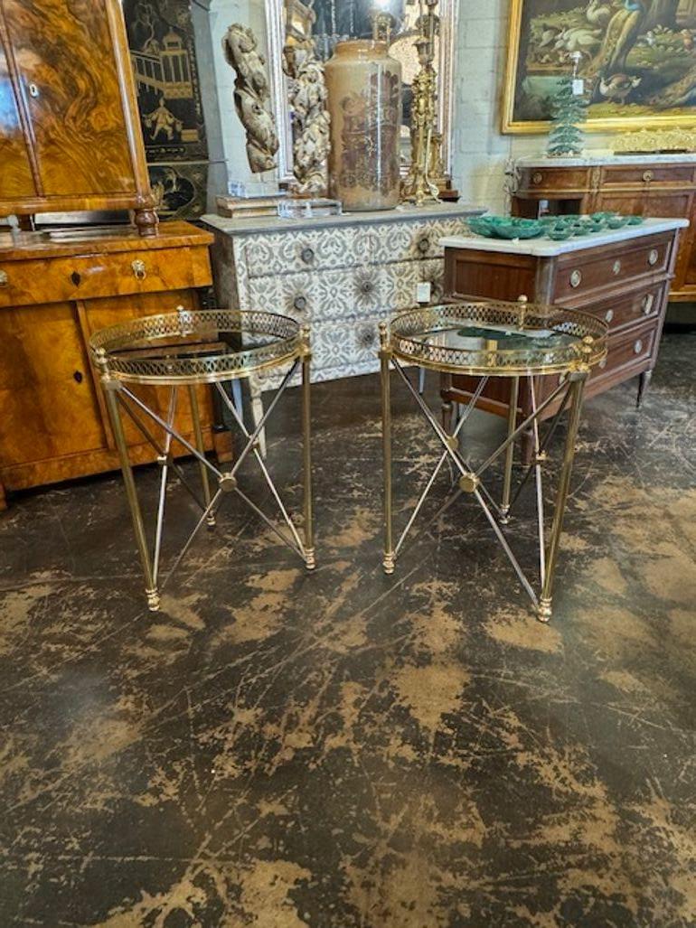 Paire de tables d'appoint en acier poli et laiton à la manière de Steele avec plateaux en verre noir. Une belle addition à toute maison ! Parfait pour les designs transitionnels d'aujourd'hui !