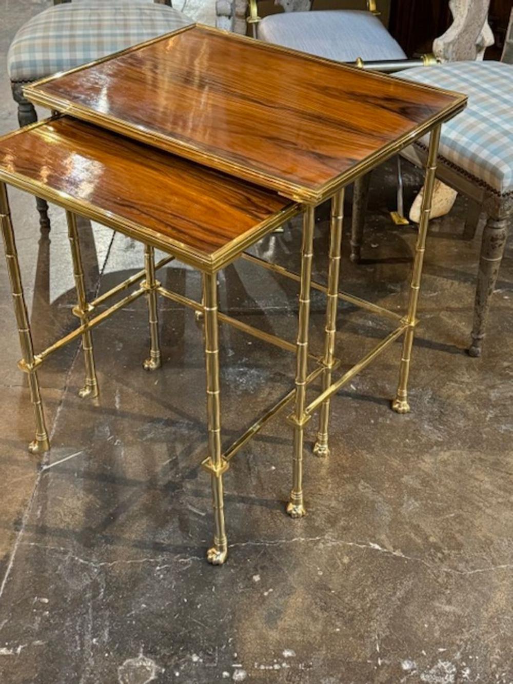 Belle paire de tables gigognes en noyer et laiton façon Jansen. Crée un look élégant ! Idéal pour un look de transition.
22w x 16d x 24.5h
