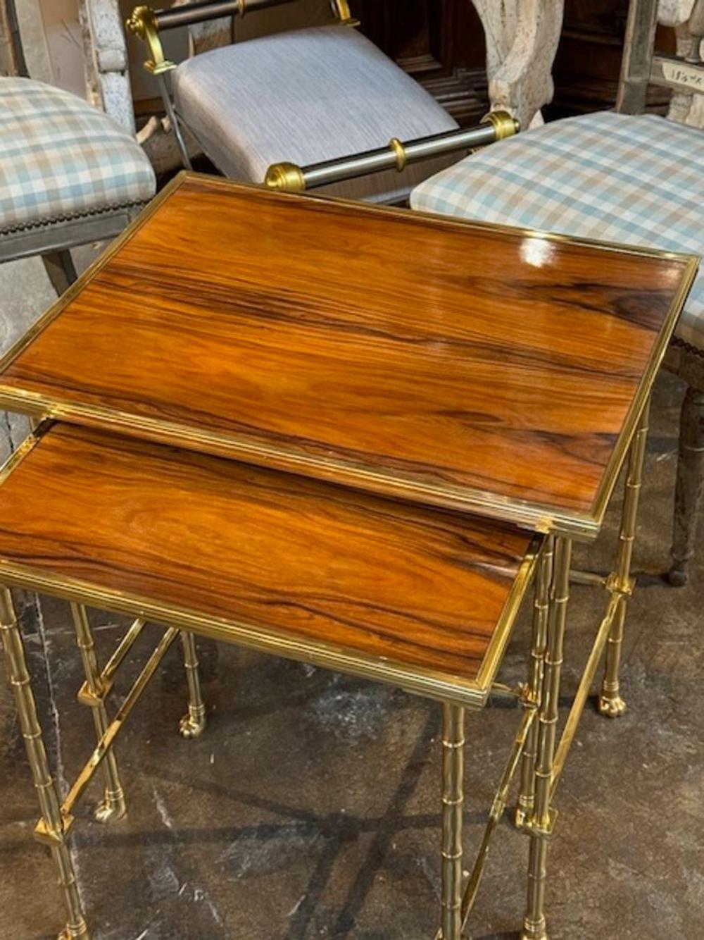 Français Paire de tables gigognes en noyer et laiton de style Jansen en vente
