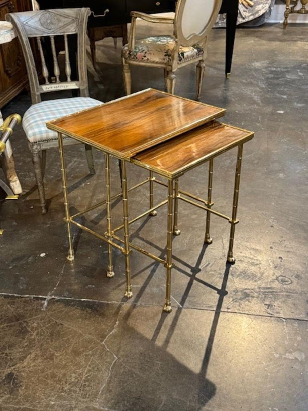Paire de tables gigognes en noyer et laiton de style Jansen Bon état - En vente à Dallas, TX