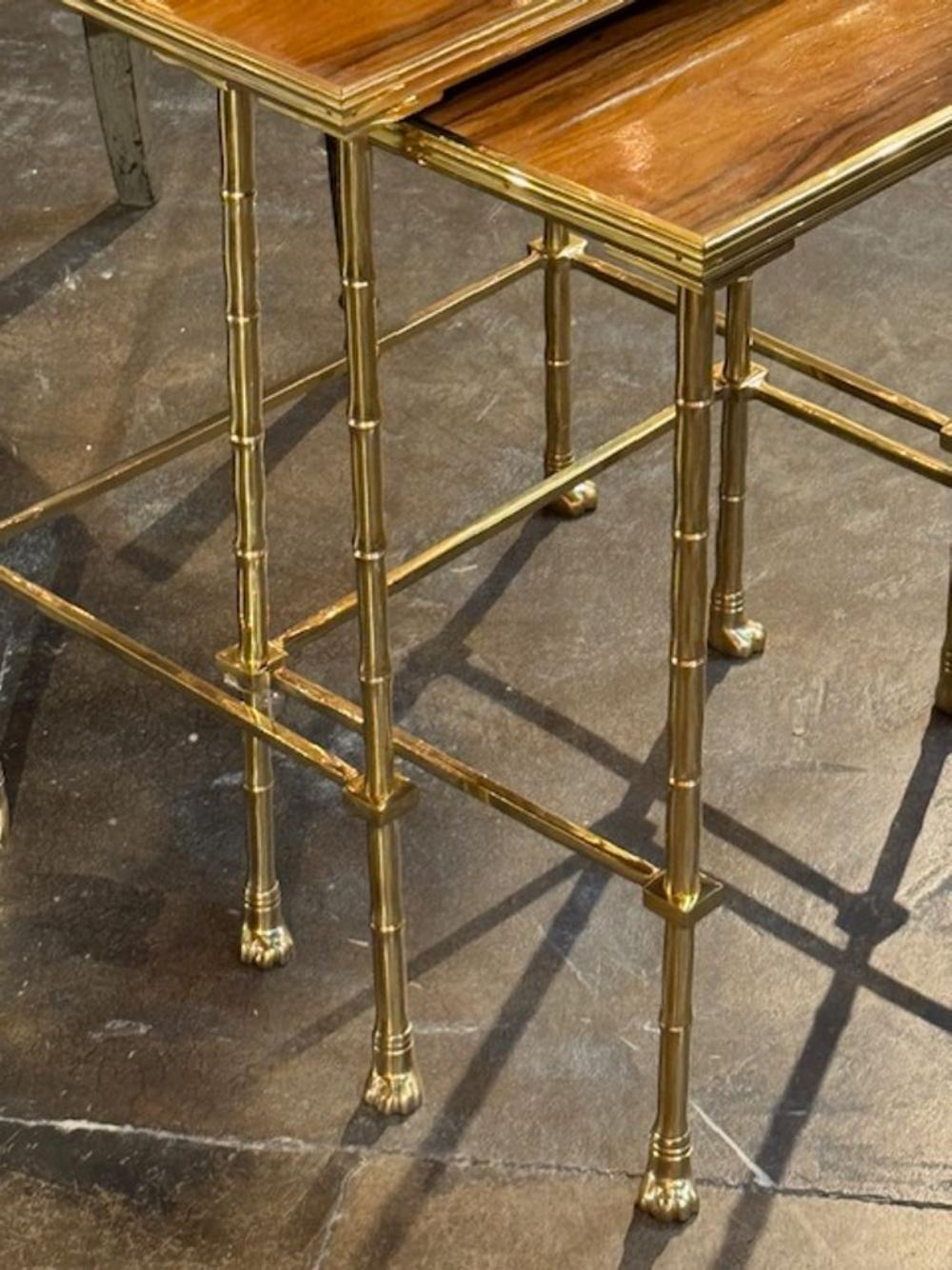 XXIe siècle et contemporain Paire de tables gigognes en noyer et laiton de style Jansen en vente