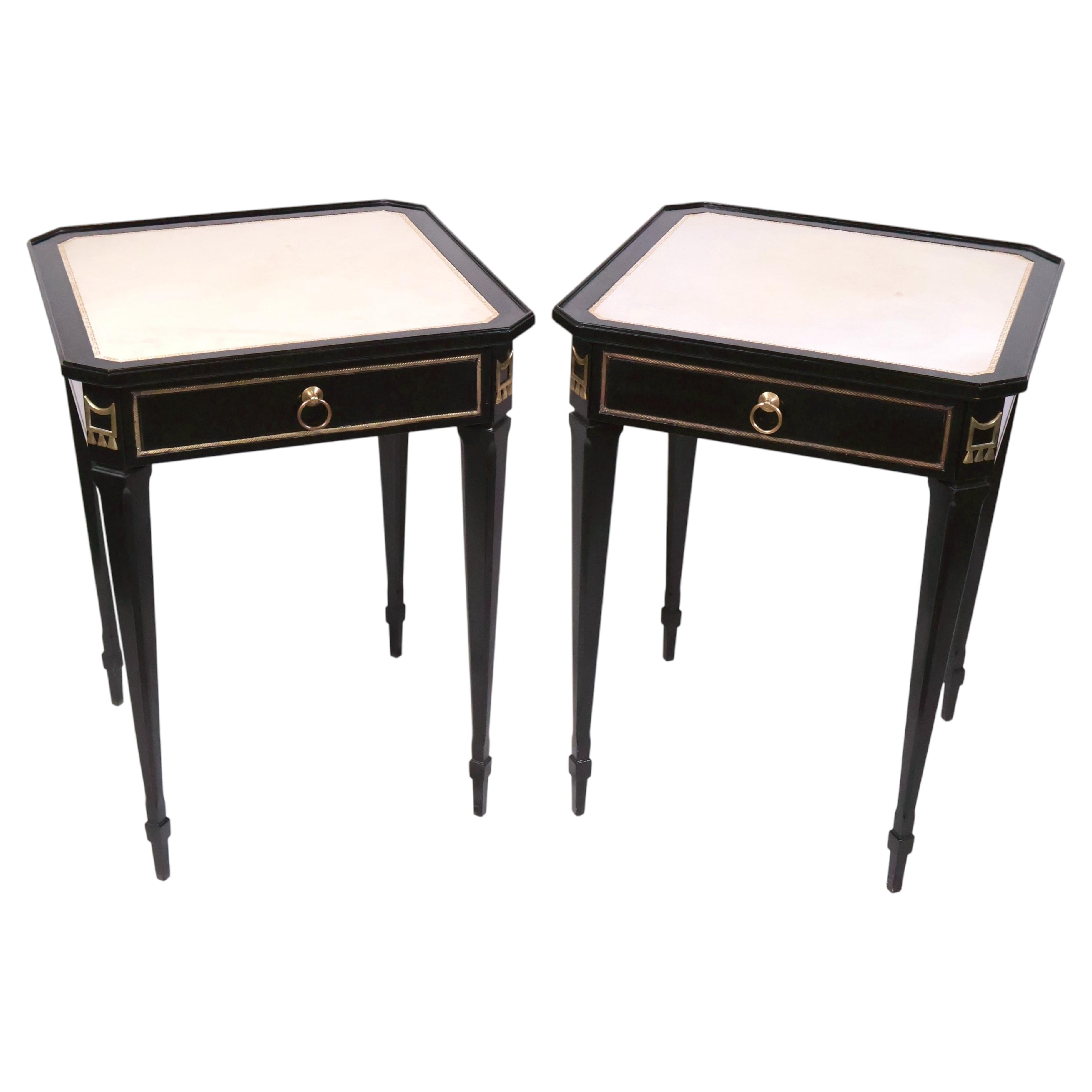 Paire de tables d'appoint à dessus en cuir ébonisé de style Jansen avec motif de clé grecque, 1940