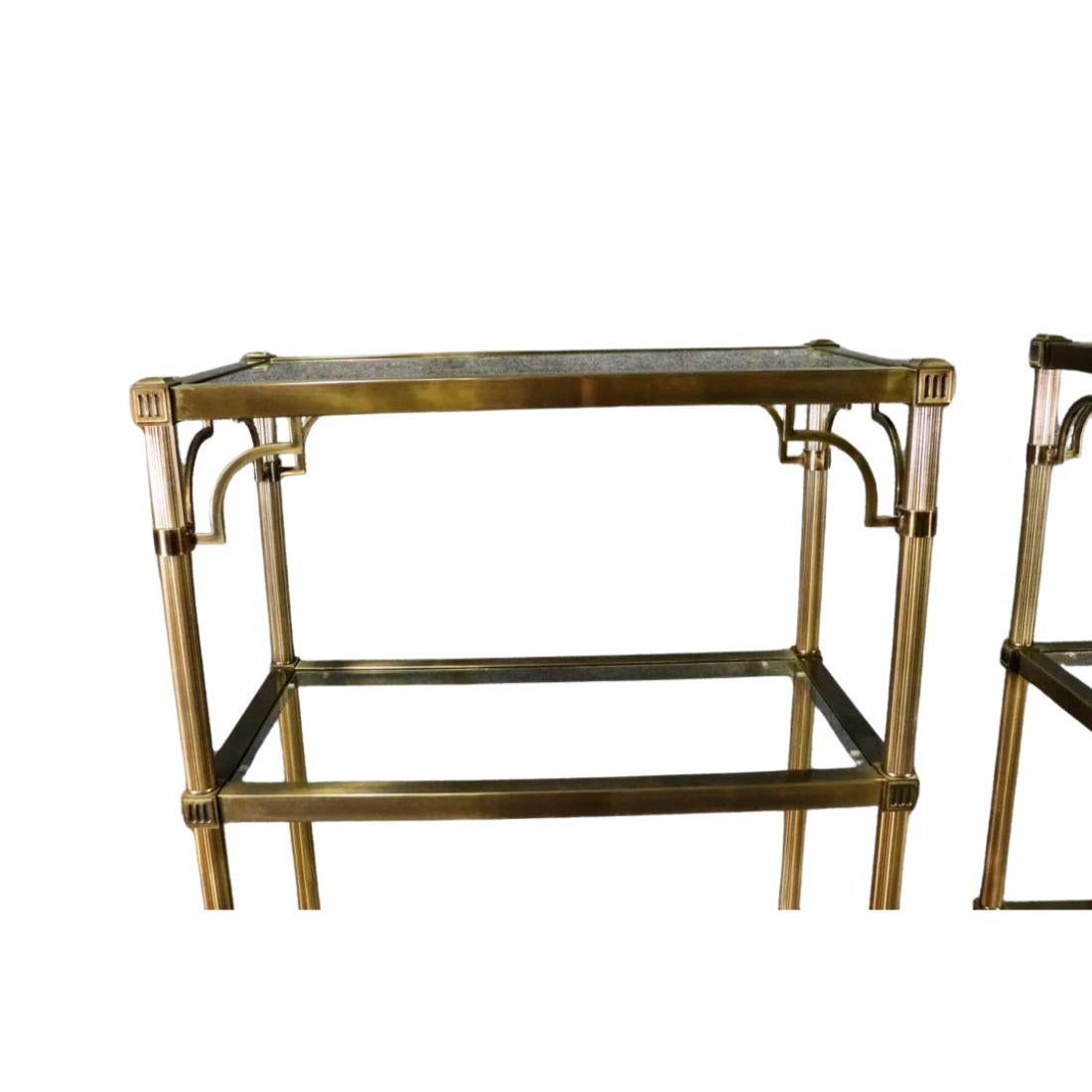 Questa coppia di bellissime etageres in stile Jansen combina un'eleganza senza tempo con una maestria artigianale. Ogni pezzo è caratterizzato da una cornice in ottone tondo e bombato, curata nei minimi dettagli per esaltare il suo fascino lussuoso.