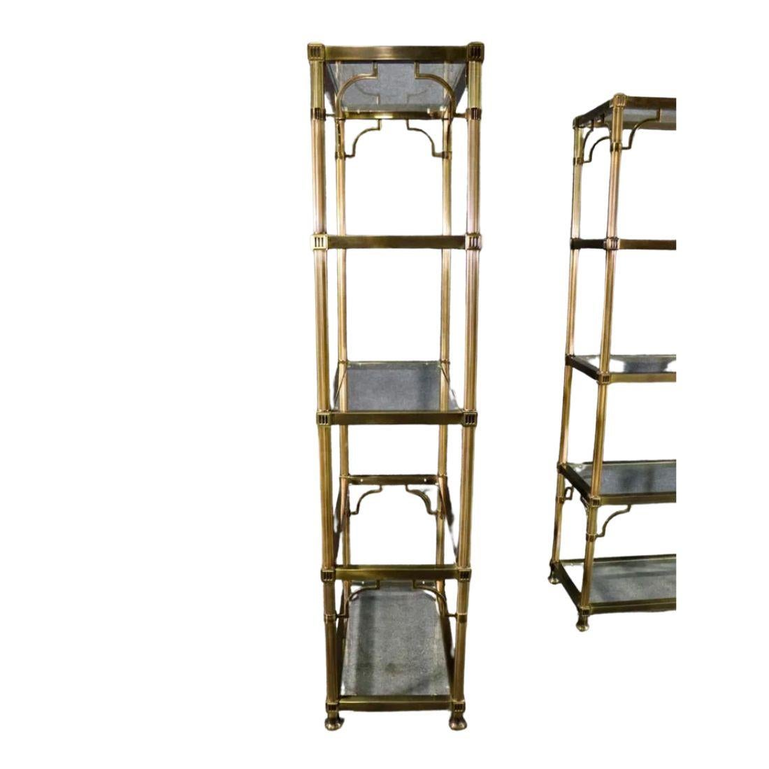 Ottone Coppia di cassettiere in stile Jansen in ottone e vetro con canne in vendita