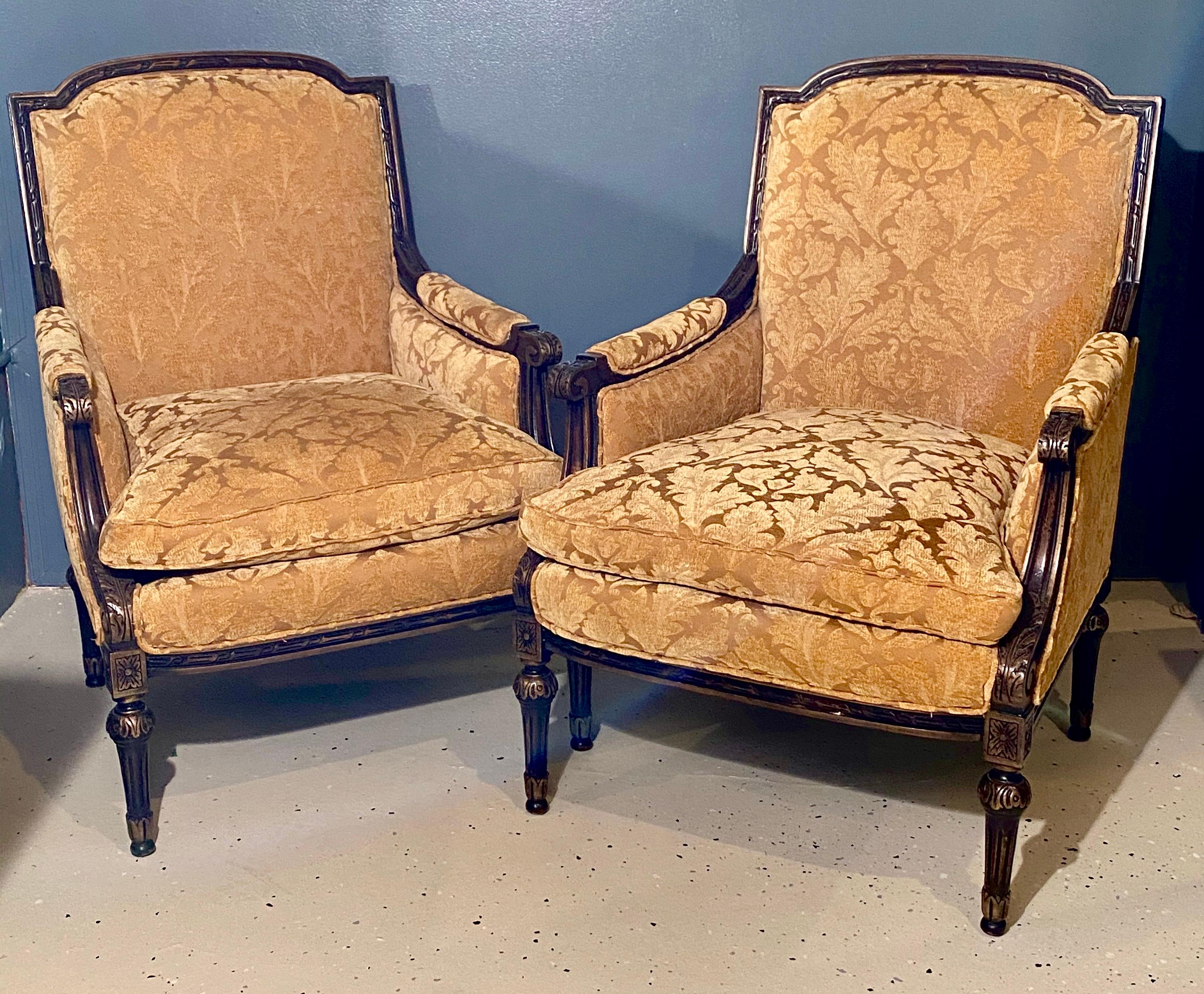 Paar Fauteuils oder Sessel im Jansen-Stil, jeweils in der Louis-XVI-Form mit skulpturalem Samtstoff. Das Paar ist fein gepolstert mit goldenem Samt mit Blattendamastmuster und gepolsterten Armlehnen, wahrscheinlich aus Scalamandre. Jeweils mit