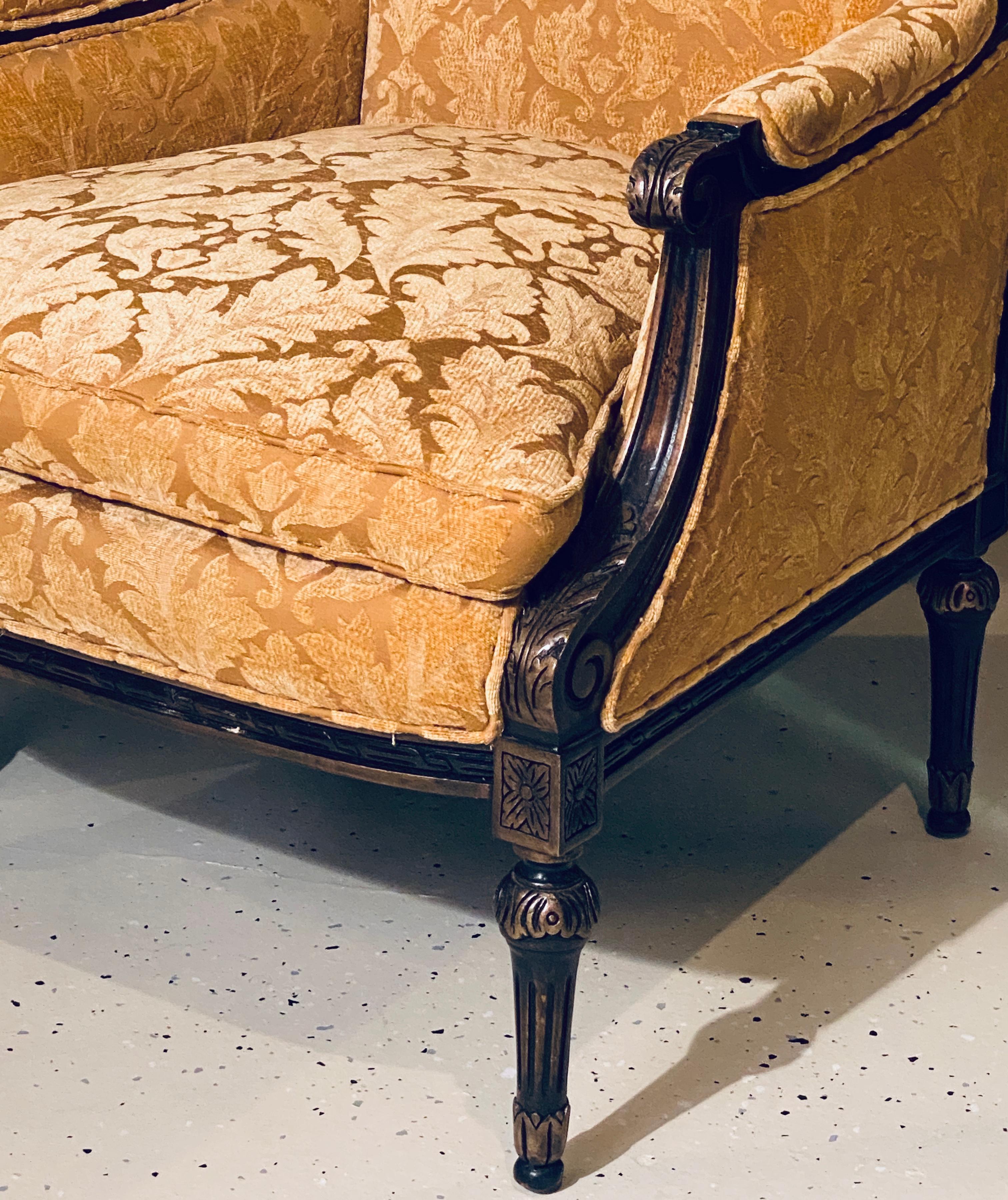 Francese Coppia di Fauteuil o poltrone in stile Jansen, forma Luigi XVI con tessuto in velluto in vendita