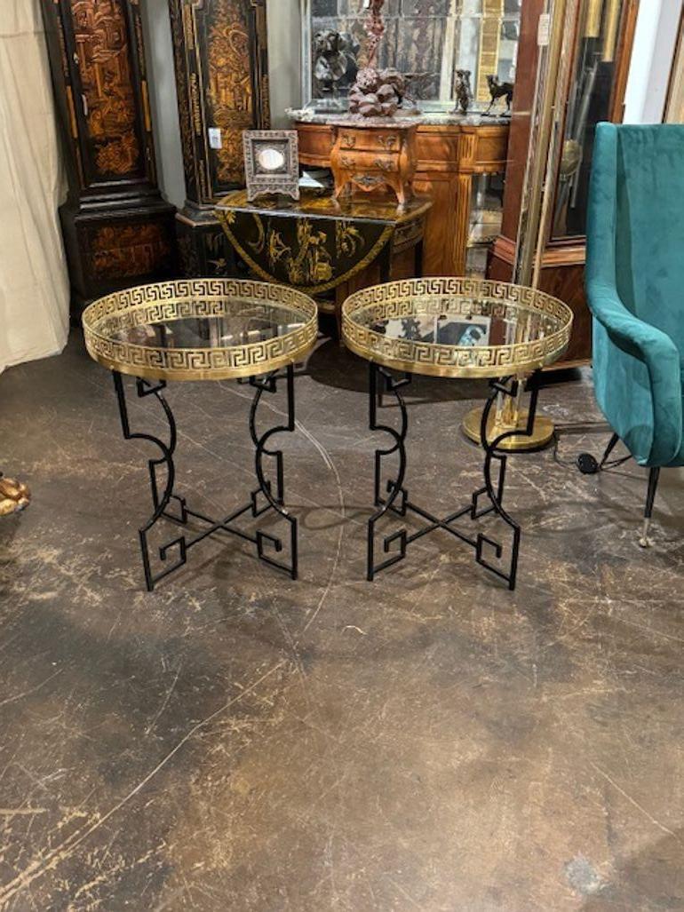 Paire de tables d'appoint de style Steele en acier noir et laiton avec dessus en miroir. Parfait pour les designs transitionnels d'aujourd'hui !