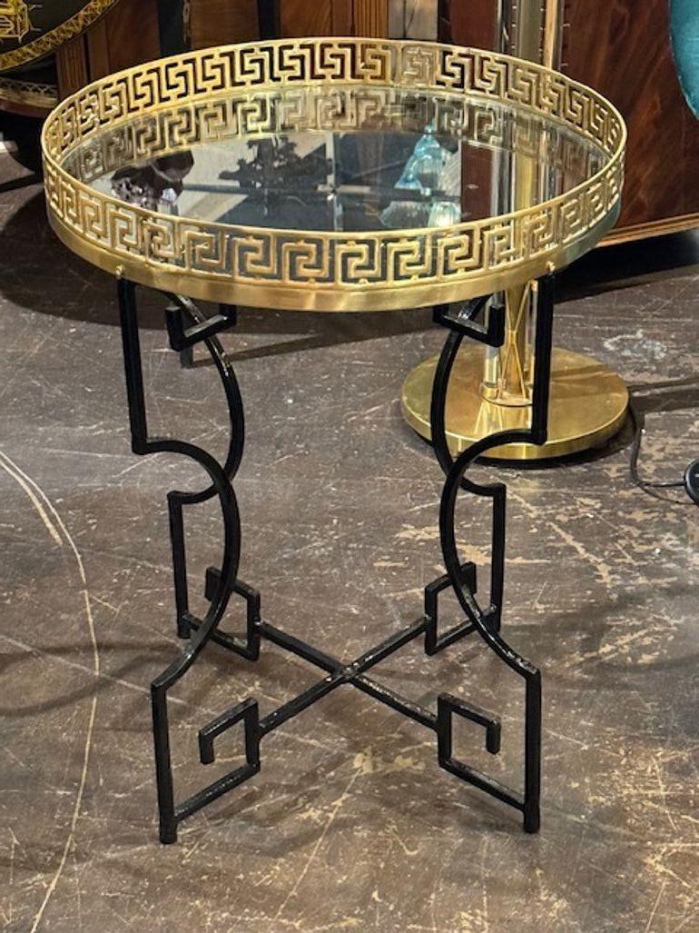 Paire de tables d'appoint à clé grecque de style Jansen Bon état - En vente à Dallas, TX