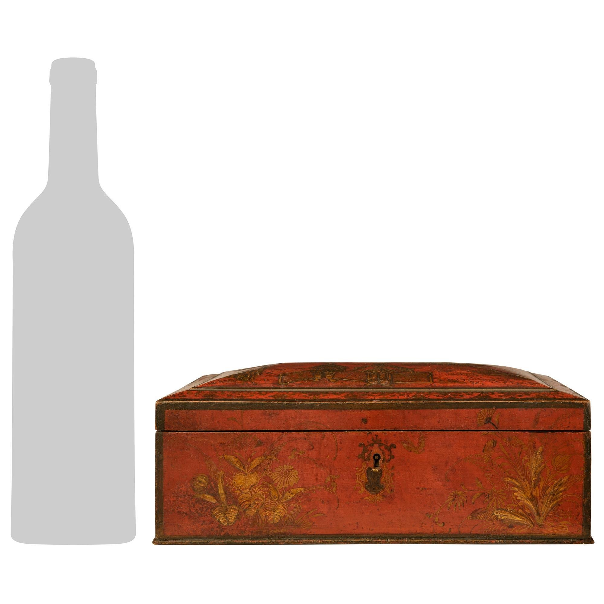 Un par de cajas japonesas de laca roja y negra del siglo XVIII muy decorativas. Cada una de las encantadoras cajas rectangulares muestra diseños florales y foliados maravillosamente detallados, pintados a mano en laca negra y dorada sobre un fondo