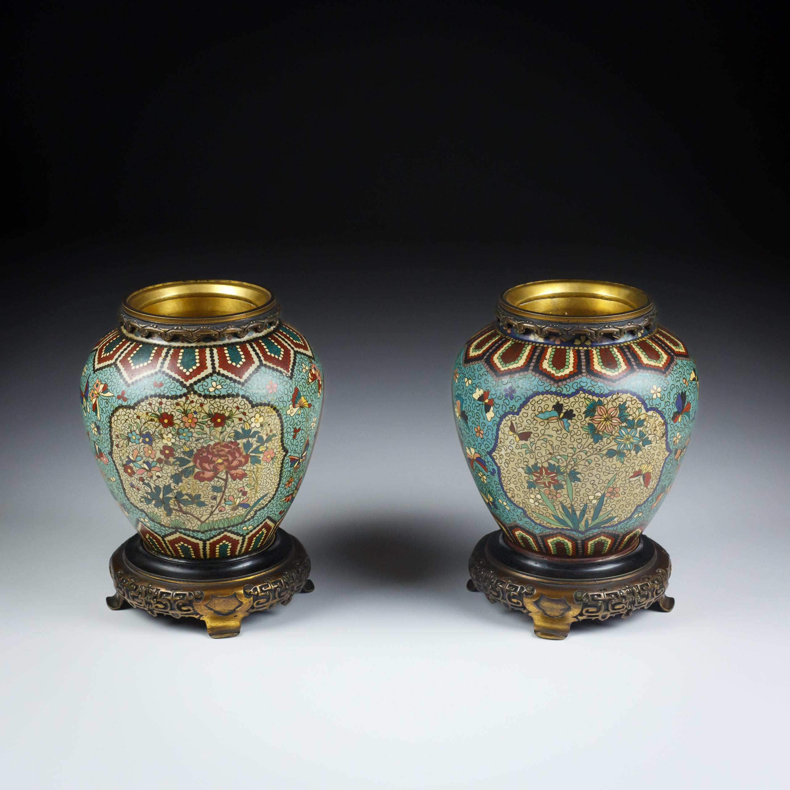 Pareja de jarrones de cloisonné de finales del siglo XIX. Profusamente decorada con flores de loto, granadas y mariposas. Monturas de bronce. Japón Circa 1890