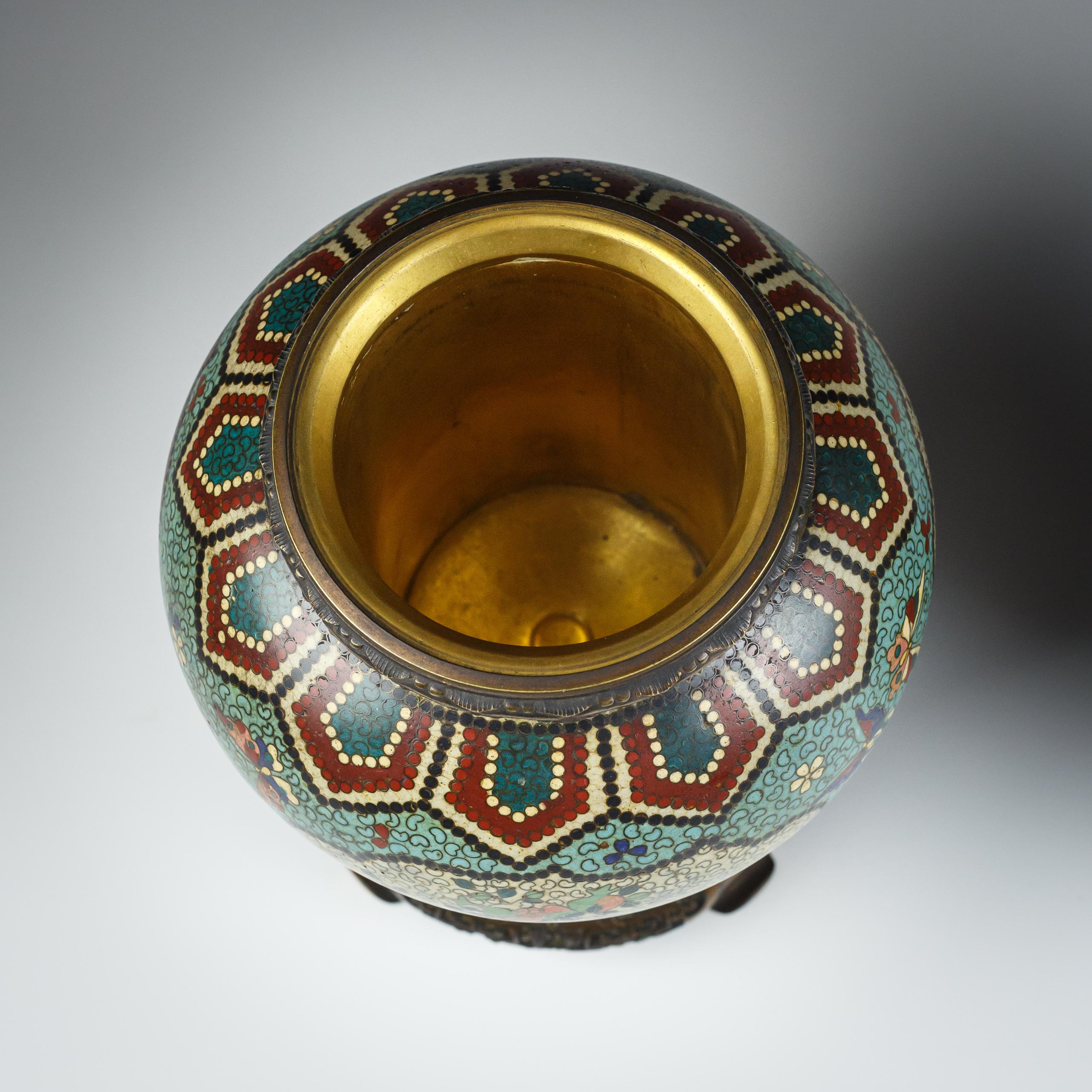 Pareja de jarrones japoneses de cloisonné del siglo XIX en venta 2