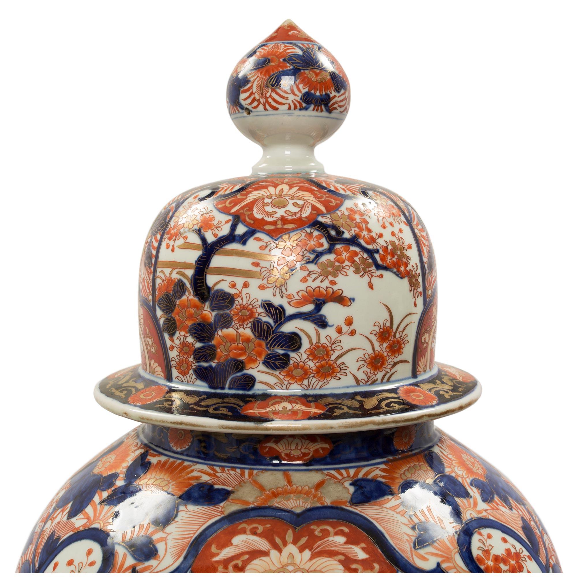 Paar japanische Imari-Urnen mit Deckel aus dem 19. Jahrhundert (Japanisch) im Angebot