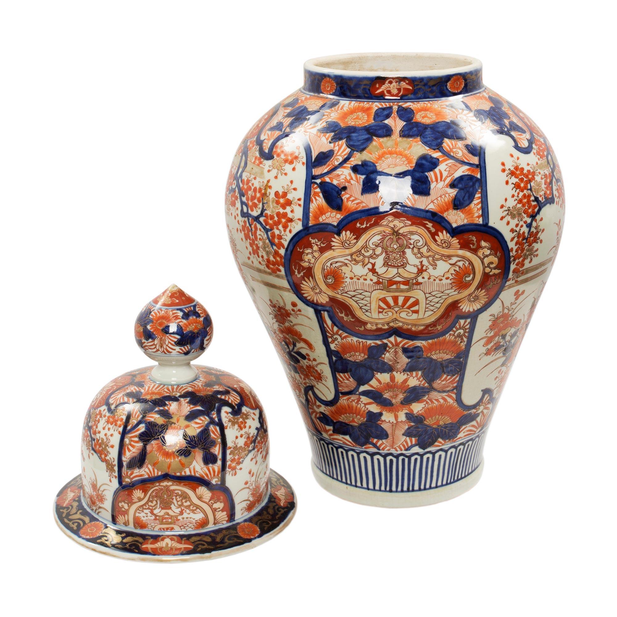 Pair of Japanese 19th Century Imari Lidded Urns In Good Condition For Sale In West Palm Beach, FL