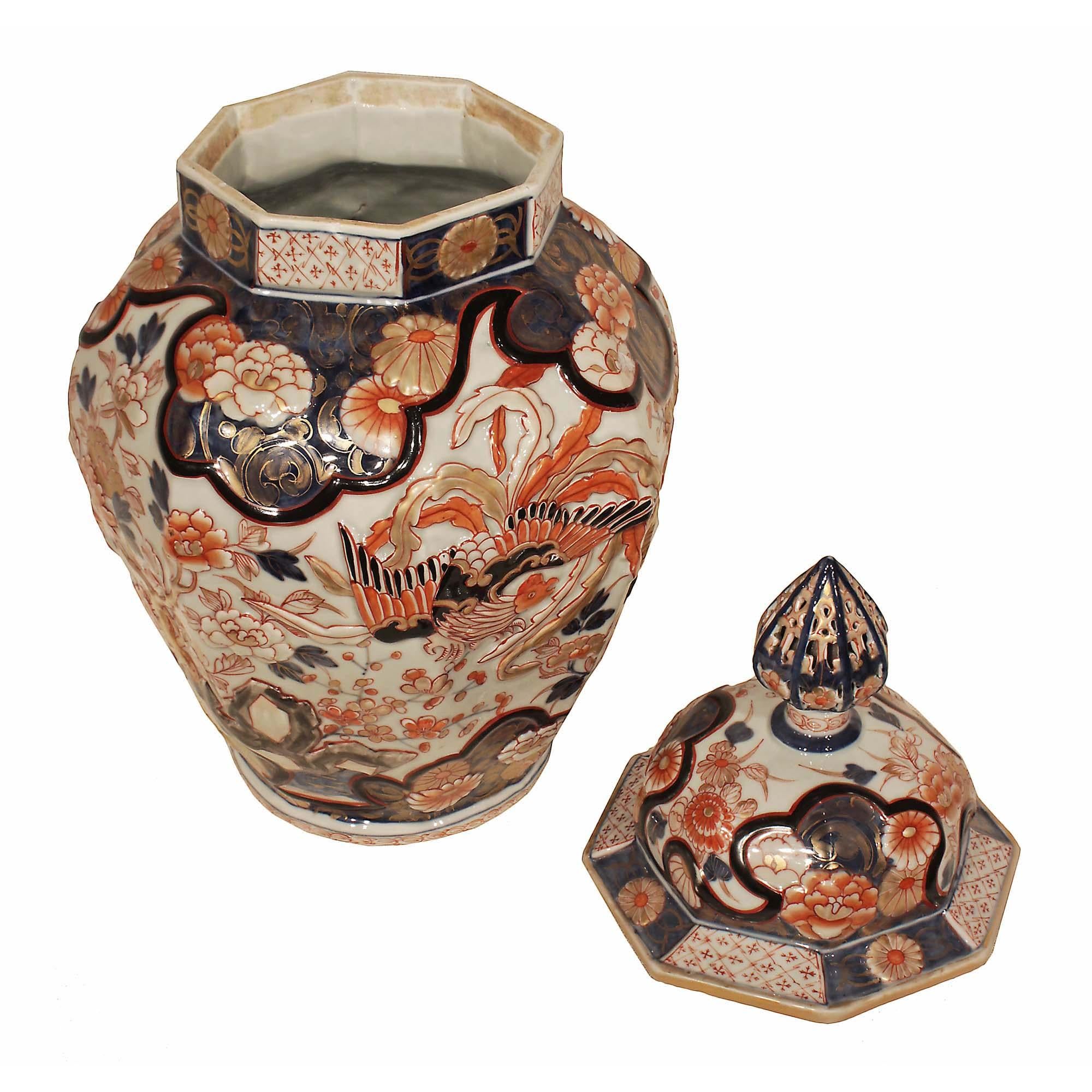 Pair of Japanese 19th Century Imari Lidded Urns In Good Condition In West Palm Beach, FL