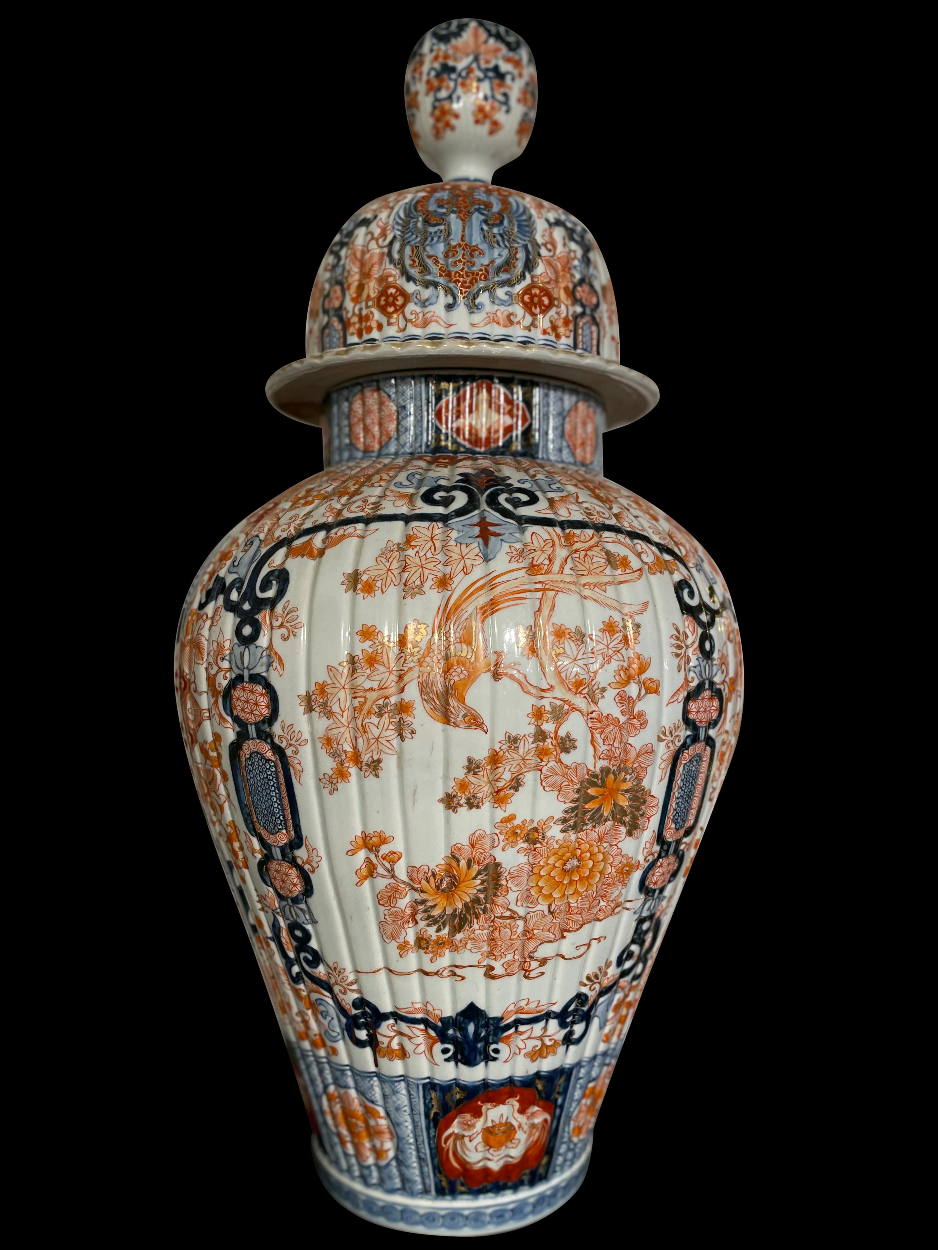 Pair of Japanese 19th Century Imari Lidded Urns For Sale 4
