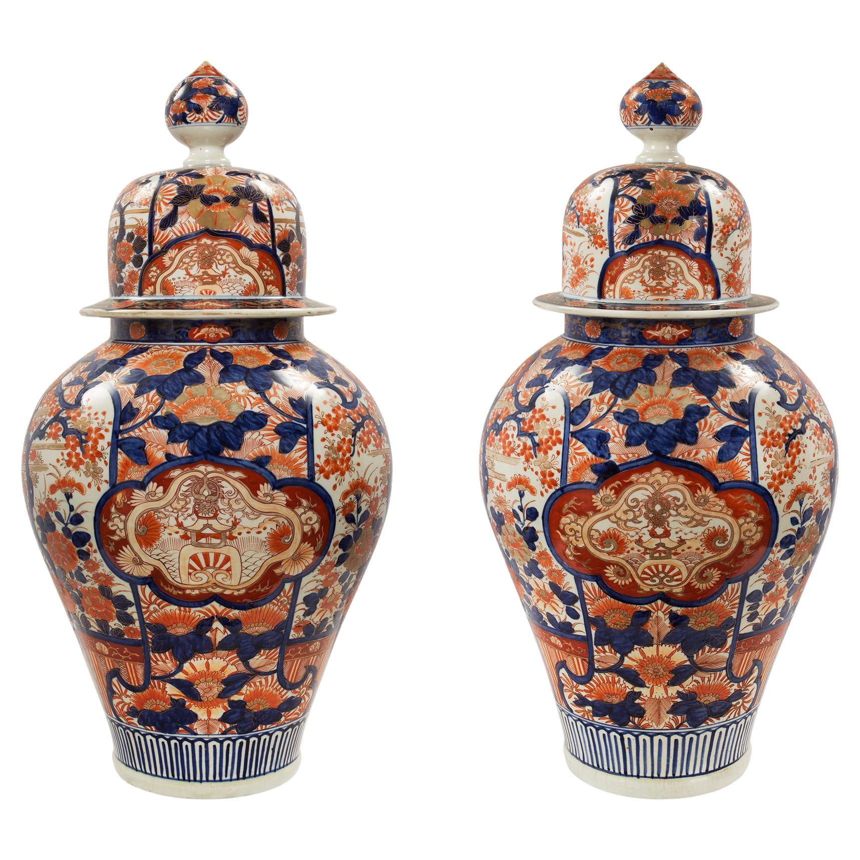 Paar japanische Imari-Urnen mit Deckel aus dem 19. Jahrhundert im Angebot