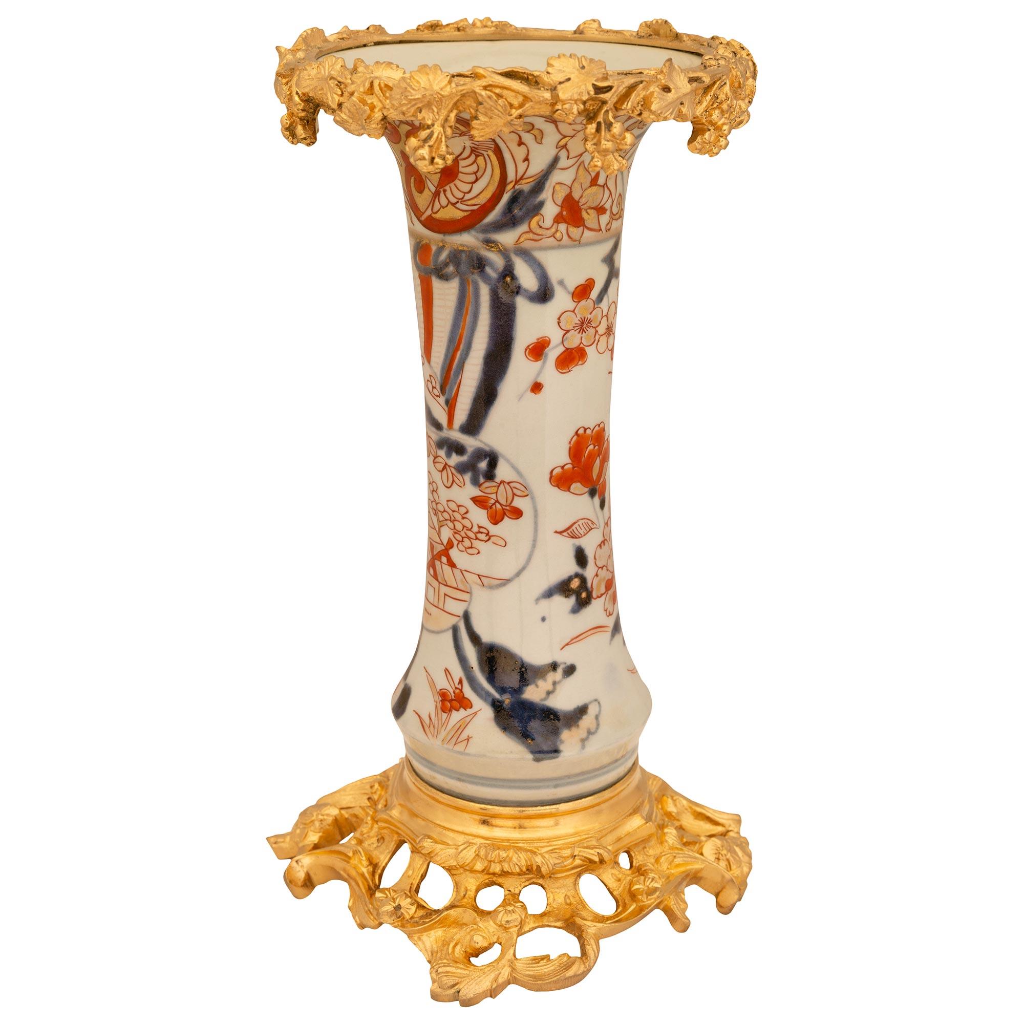 Luigi XV coppia di vasi giapponesi del XIX secolo in Imari Porcelain e vasi francesi montati in ormolu in vendita