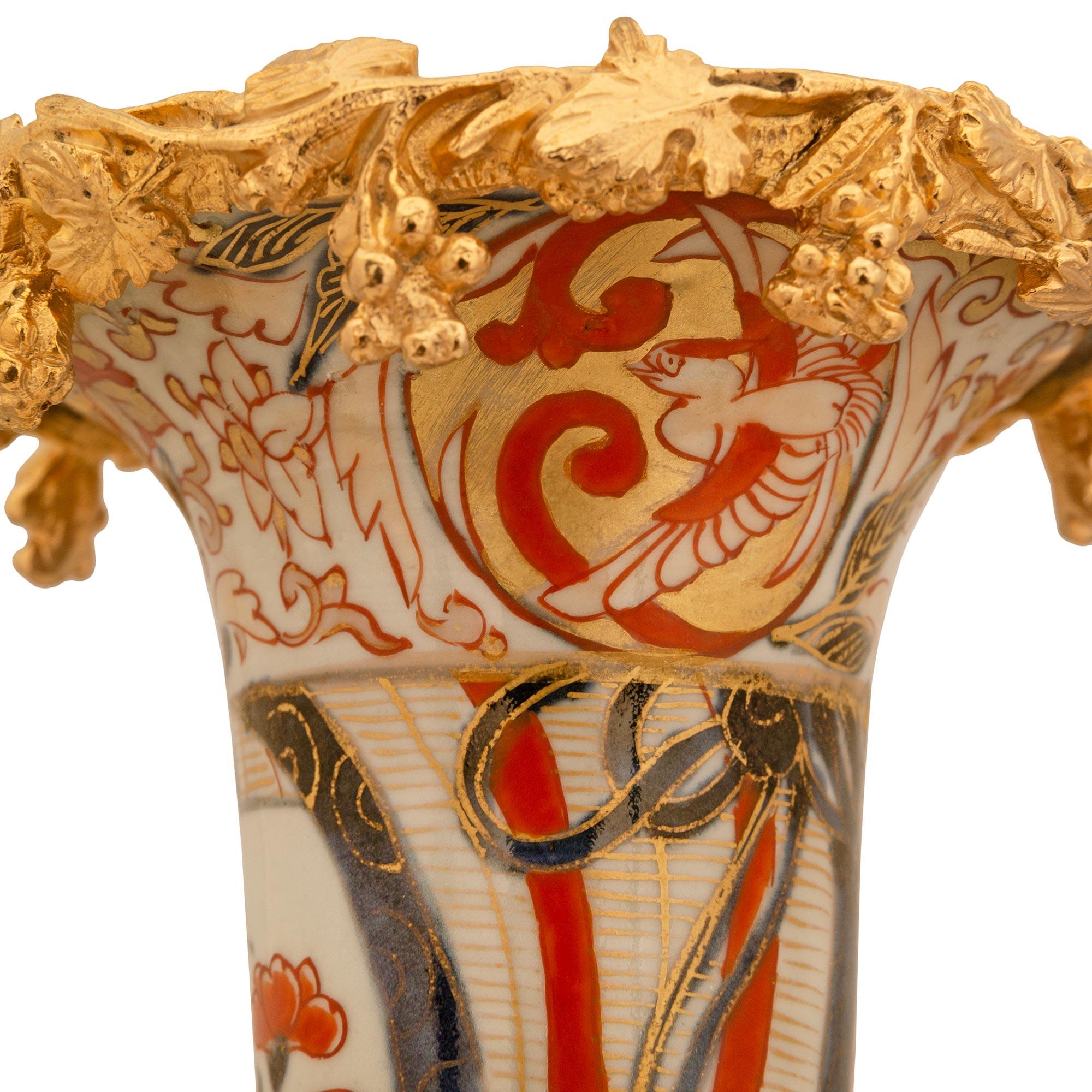 Francese coppia di vasi giapponesi del XIX secolo in Imari Porcelain e vasi francesi montati in ormolu in vendita