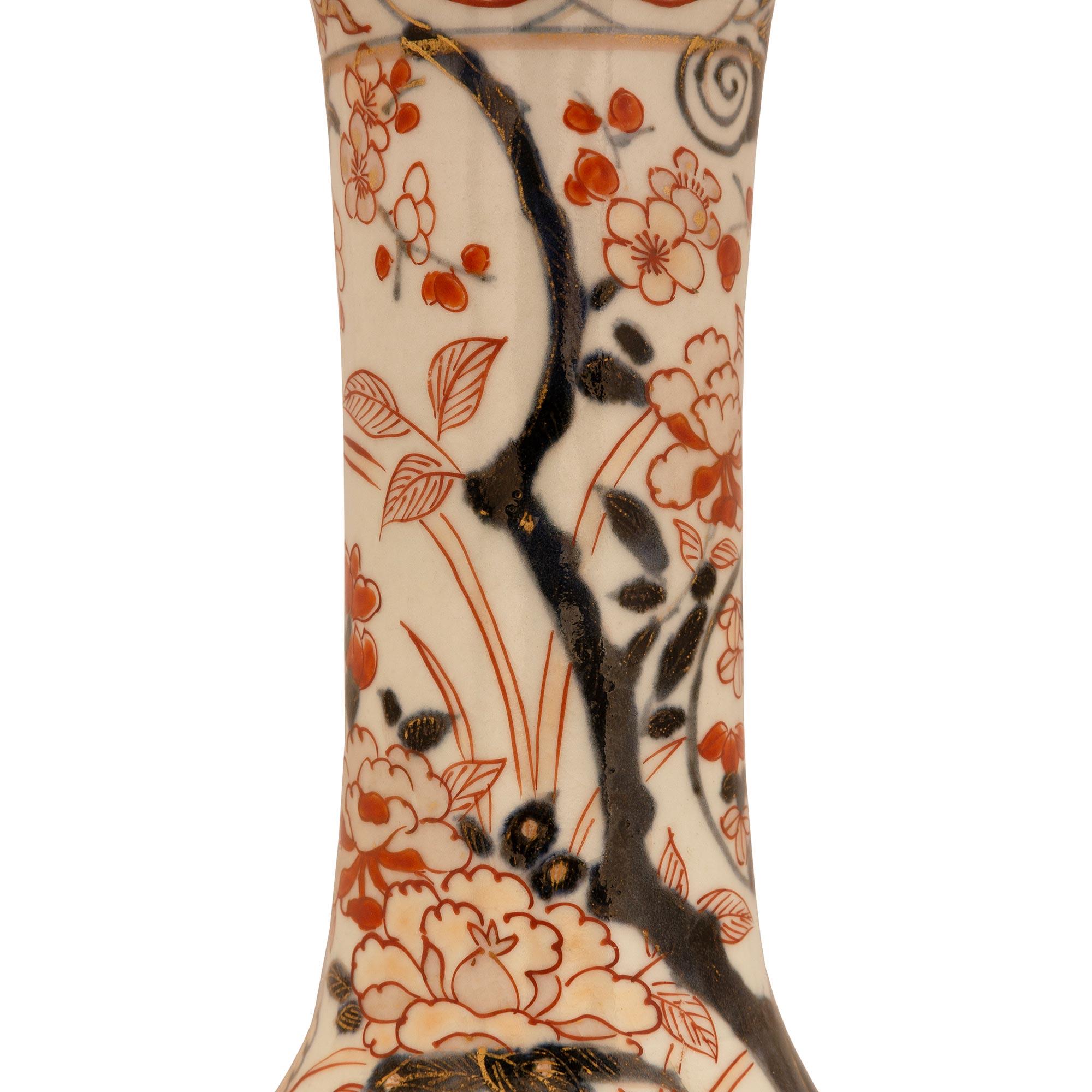 Porcellana coppia di vasi giapponesi del XIX secolo in Imari Porcelain e vasi francesi montati in ormolu in vendita