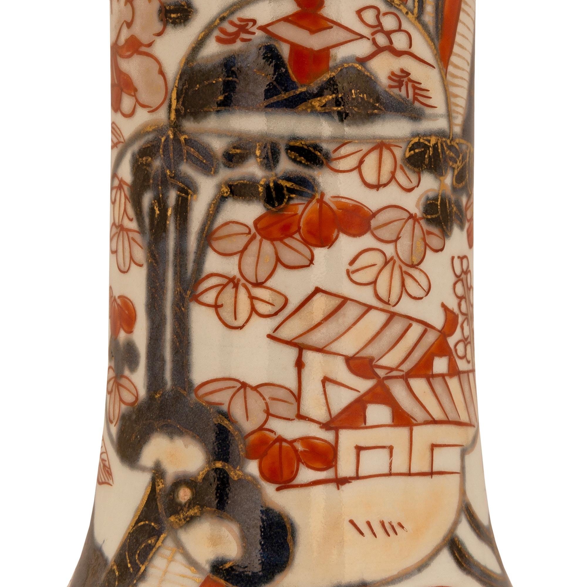 coppia di vasi giapponesi del XIX secolo in Imari Porcelain e vasi francesi montati in ormolu in vendita 1