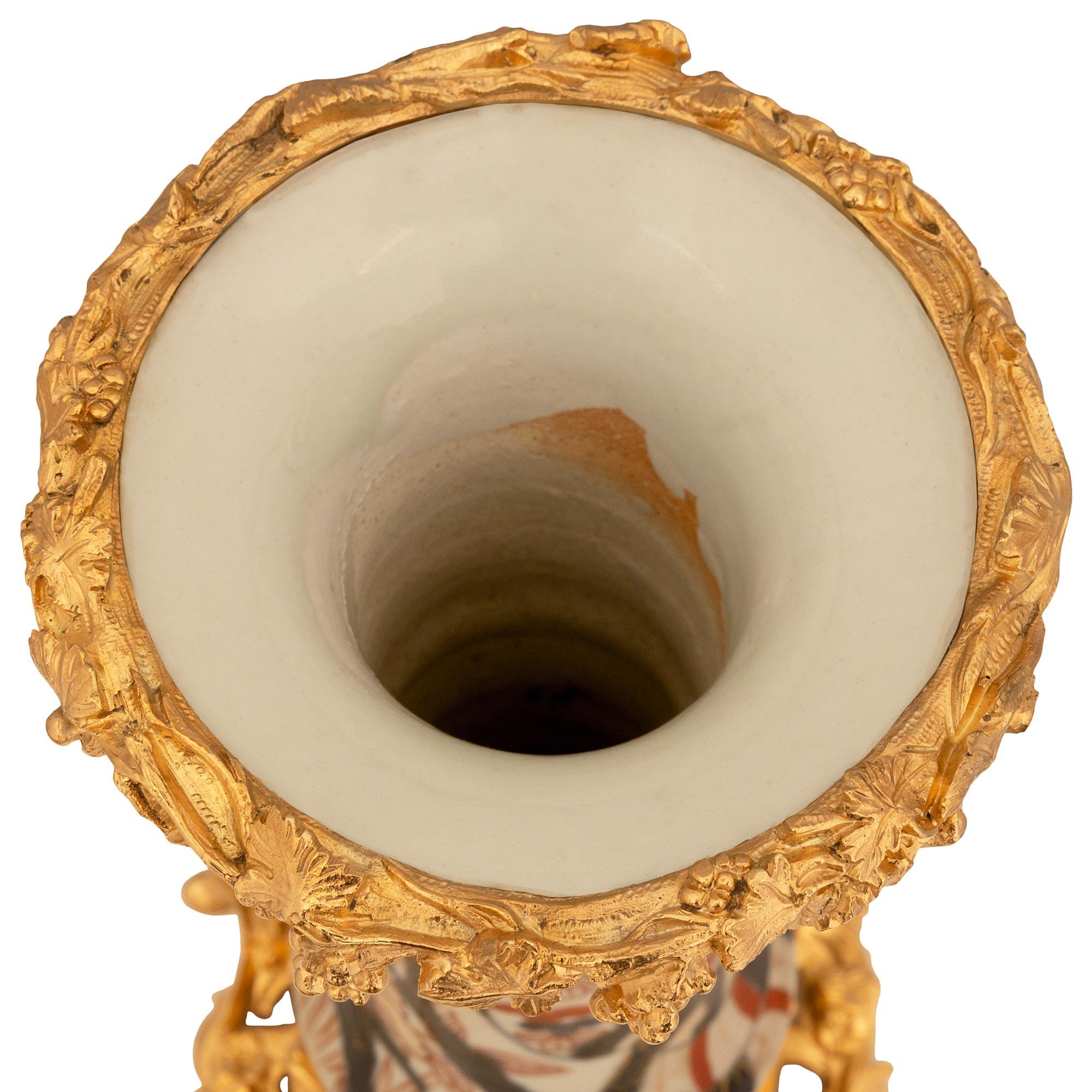 coppia di vasi giapponesi del XIX secolo in Imari Porcelain e vasi francesi montati in ormolu in vendita 3