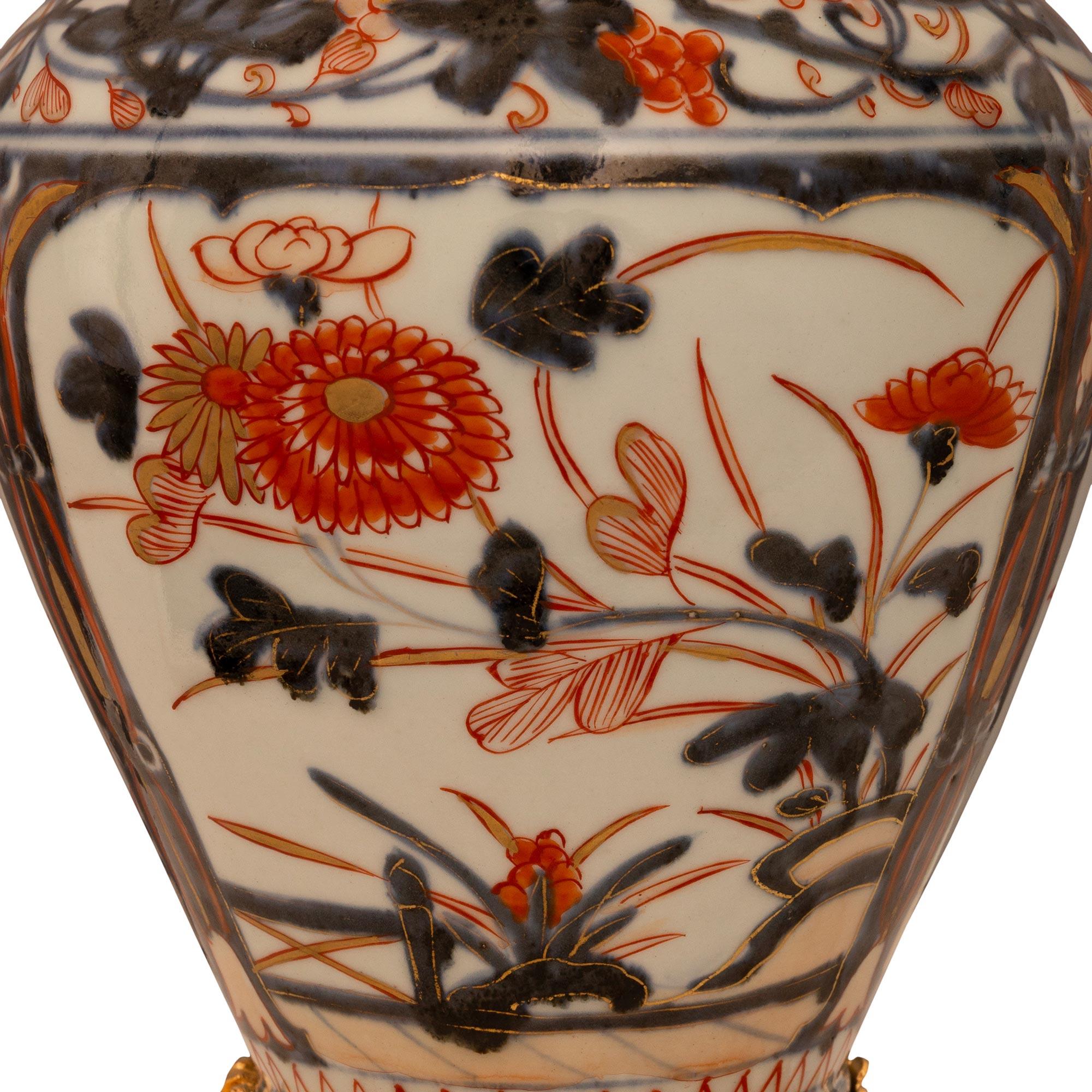 Una coppia straordinaria e di alta qualità di vasi giapponesi del XIX secolo in Imari Porcelain e francesi Luigi XV in Ormolu. Questi splendidi vasi sono sostenuti da basi circolari in Ormolu con movimenti fogliacei a scorrimento, decorazioni