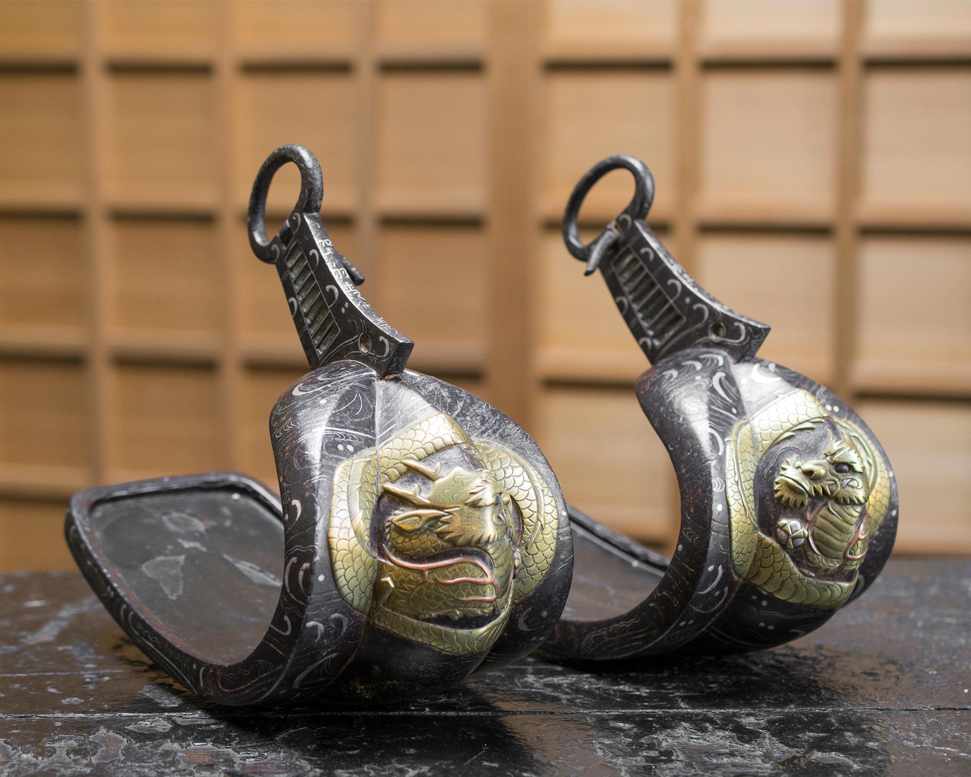 Paar japanische Abumi Samurai-Stirrups mit Drachen aus Abumi, um 1800 (Edo)