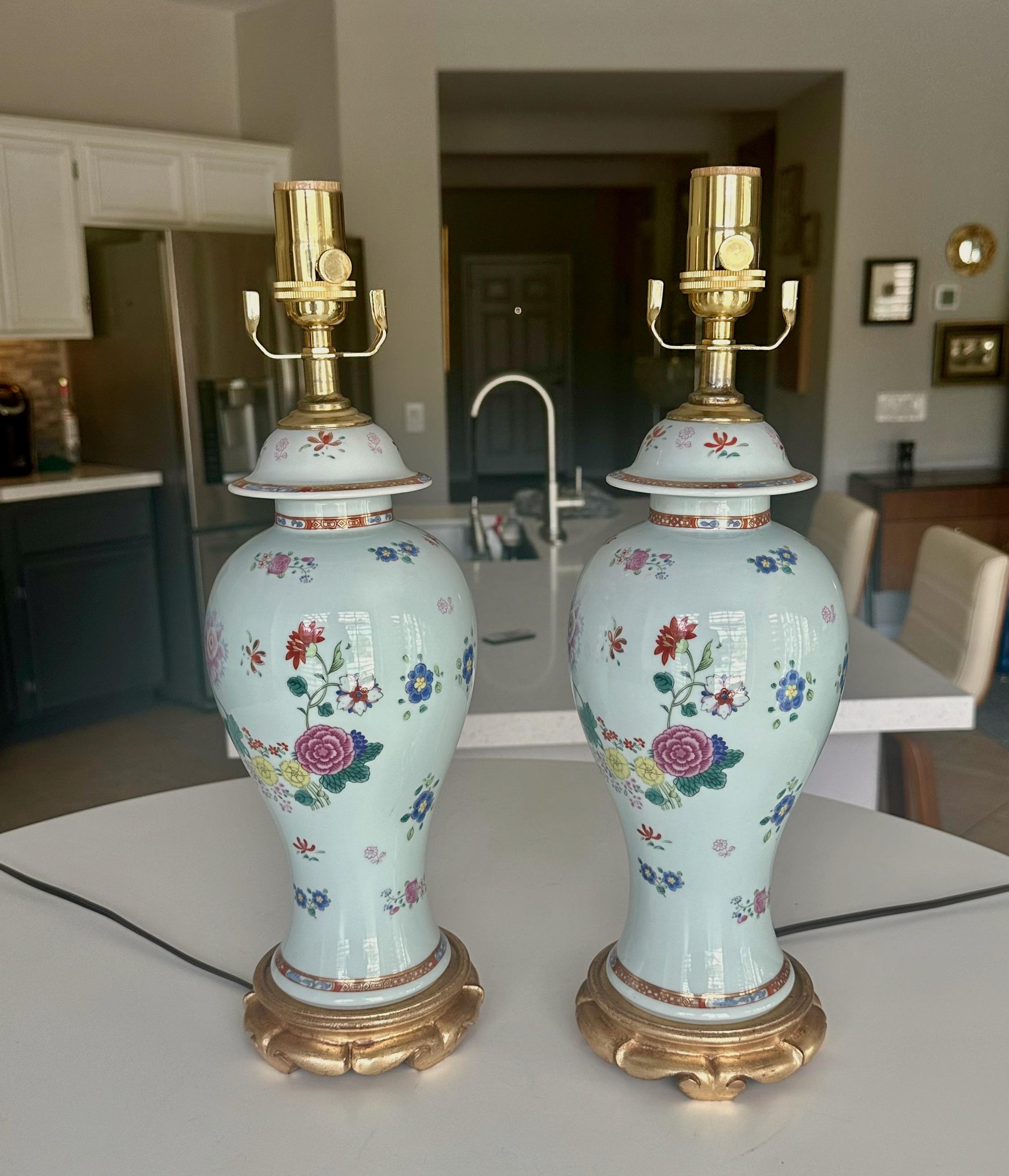 Japonais Paire de lampes de bureau japonaises Aichi en porcelaine à fleurs en vente