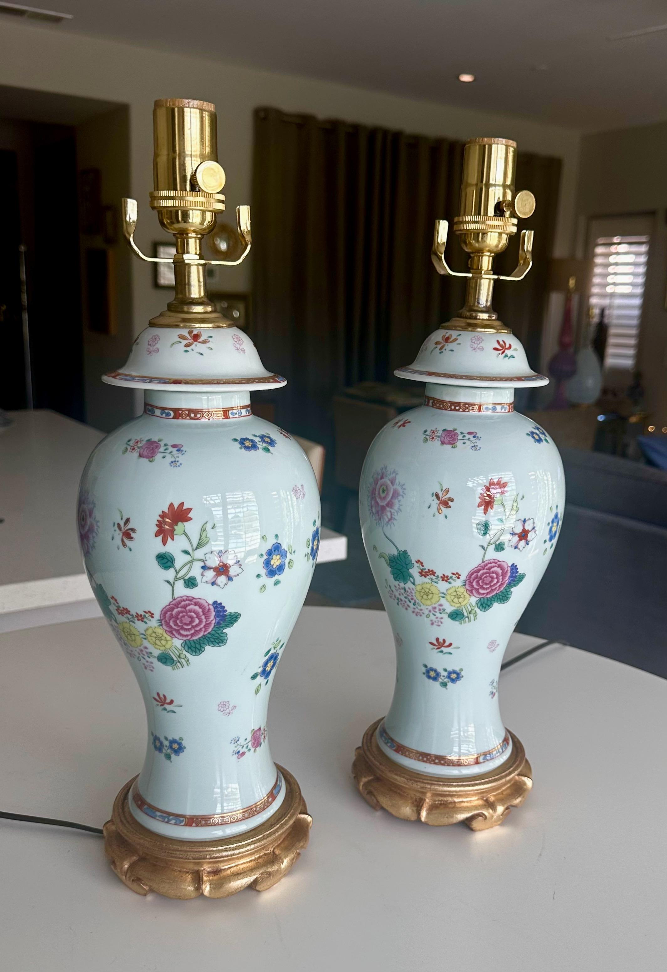 Paire de lampes de bureau japonaises Aichi en porcelaine à fleurs Bon état - En vente à Palm Springs, CA